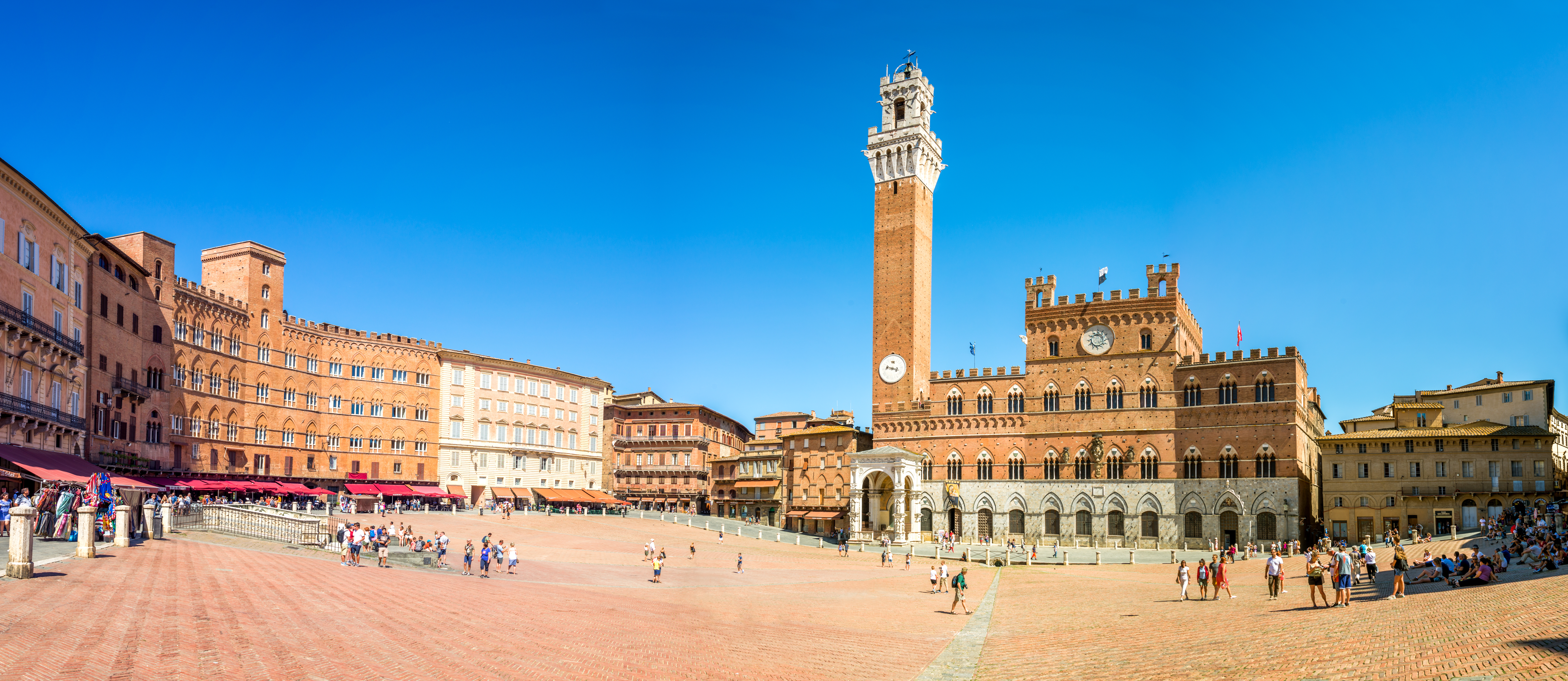 Fantastisk udsigt over Piazza del Campo i Siena med det historiske Palazzo Pubblico og Torre del Mangia - oplev Toscanas middelalderlige arkitektur