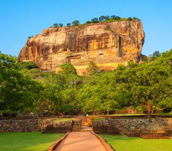 Den berømte Sigiriya Rock i Sri Lanka med sin ikoniske klippeformation og historiske fæstning, et must-see kulturelt landemærke
