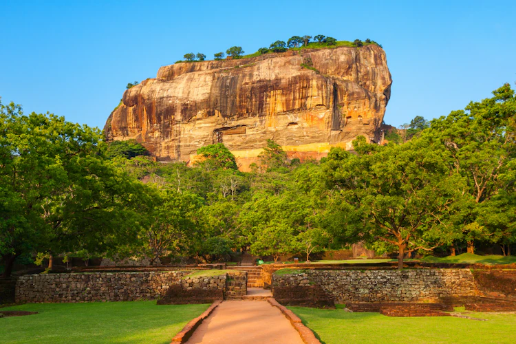 Den berømte Sigiriya Rock i Sri Lanka med sin ikoniske klippeformation og historiske fæstning, et must-see kulturelt landemærke