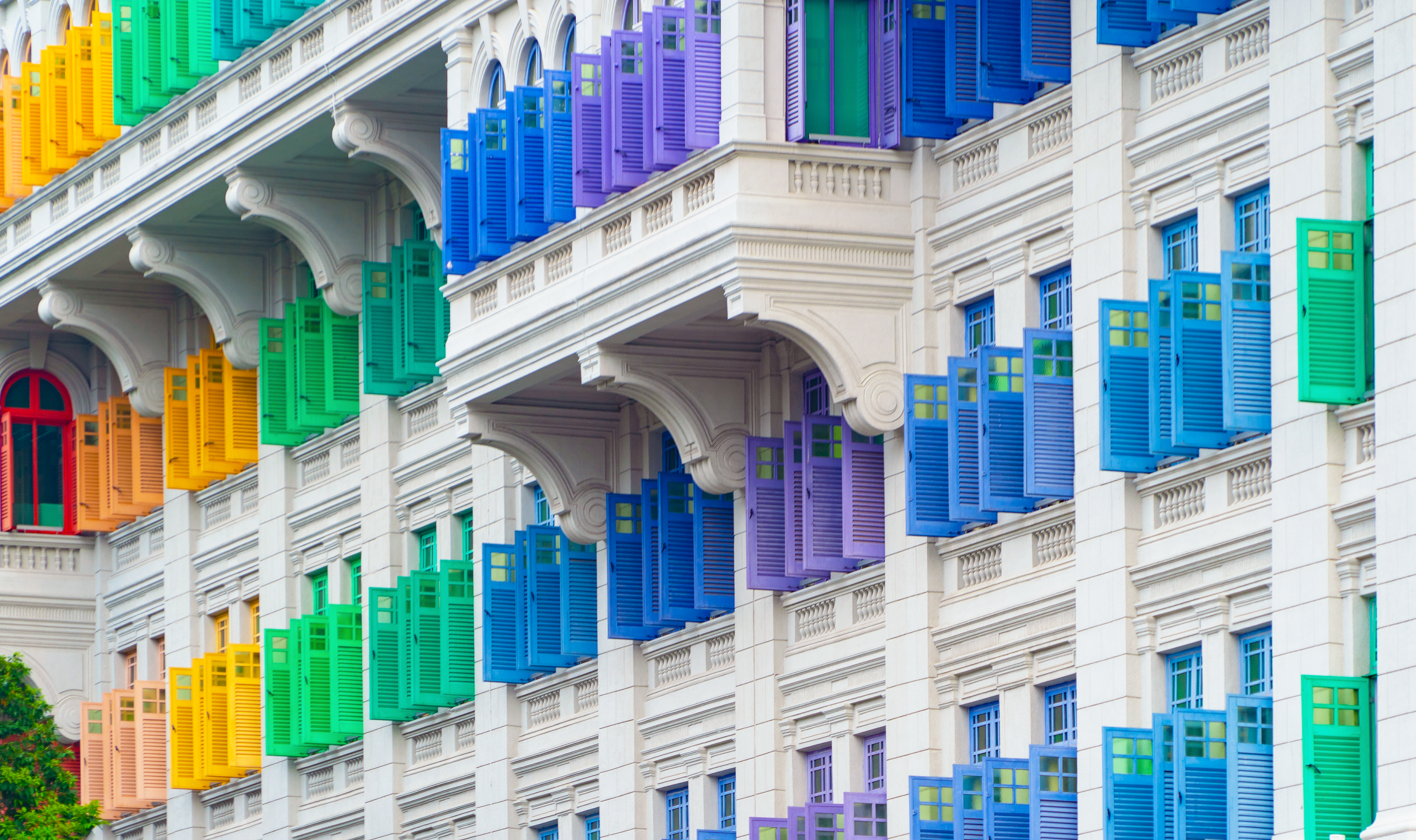 Farverige huse med dekorative skodder i Singapore Clarke Quay distrikt