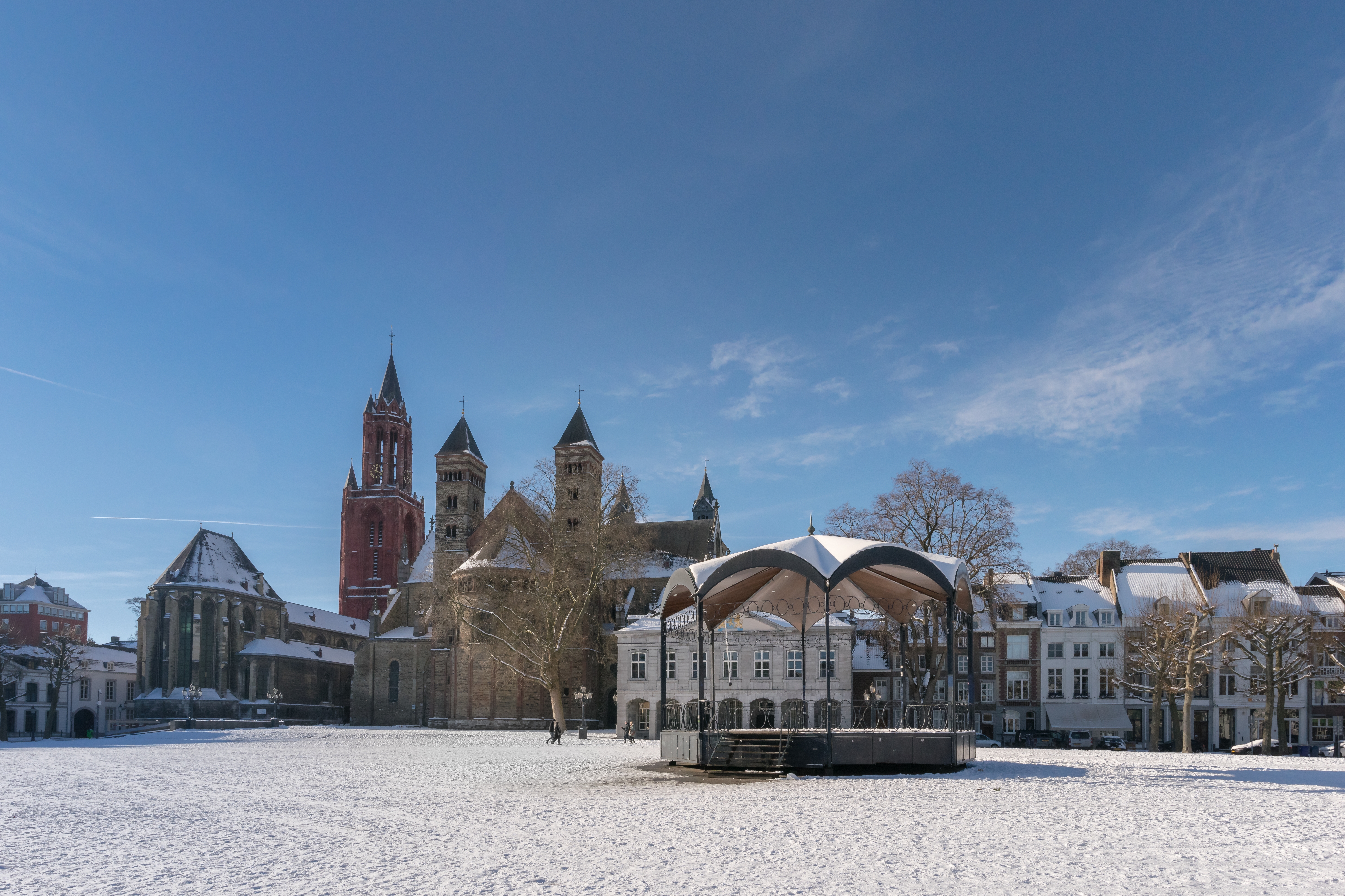 Sint Servaas basilika og Vrijthof plads i vinterdragten med sne i Maastricht, Holland