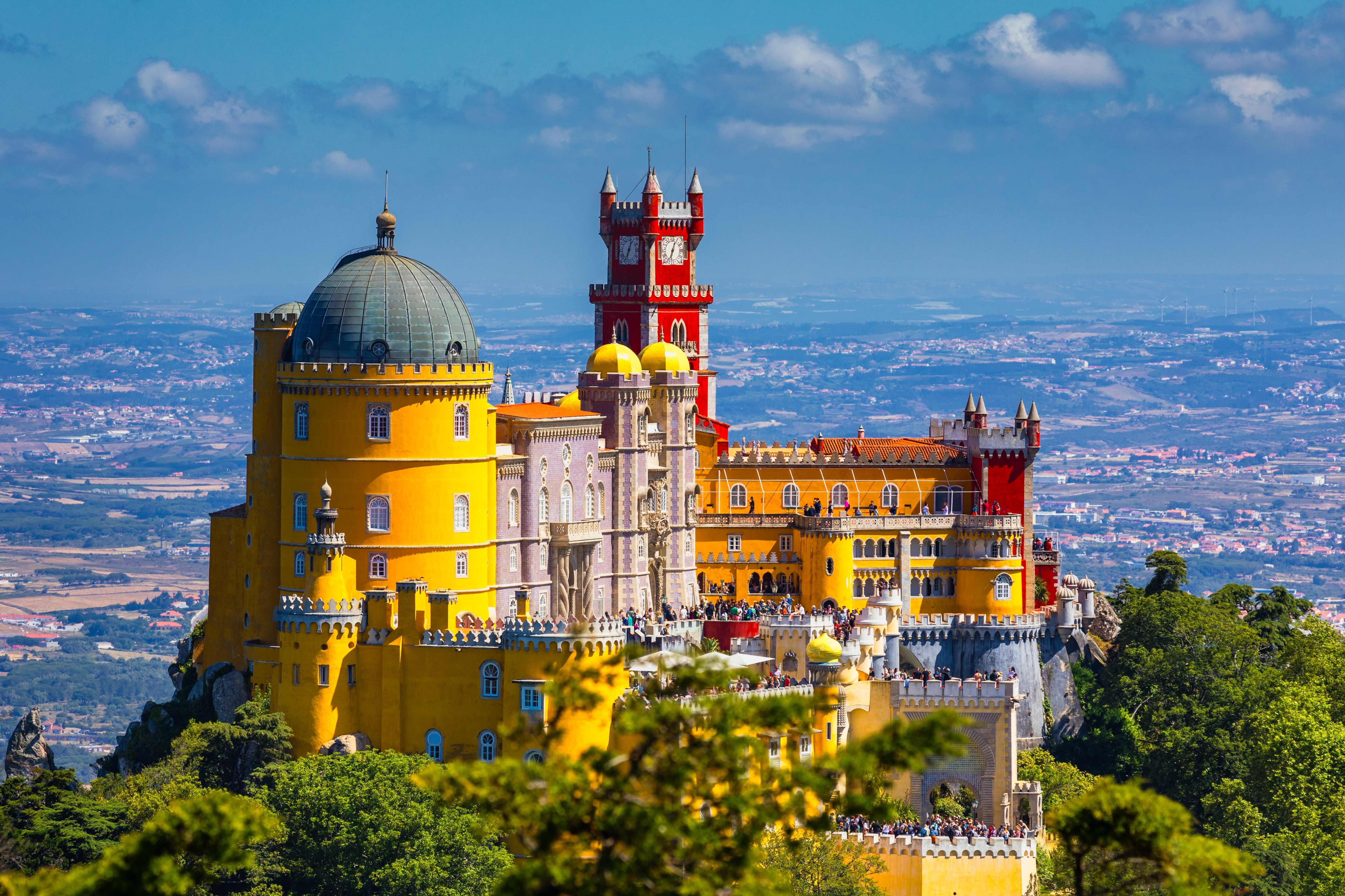 Pena Nationalpalads slot i Sintra Portugal med panoramaudsigt over Lissabon