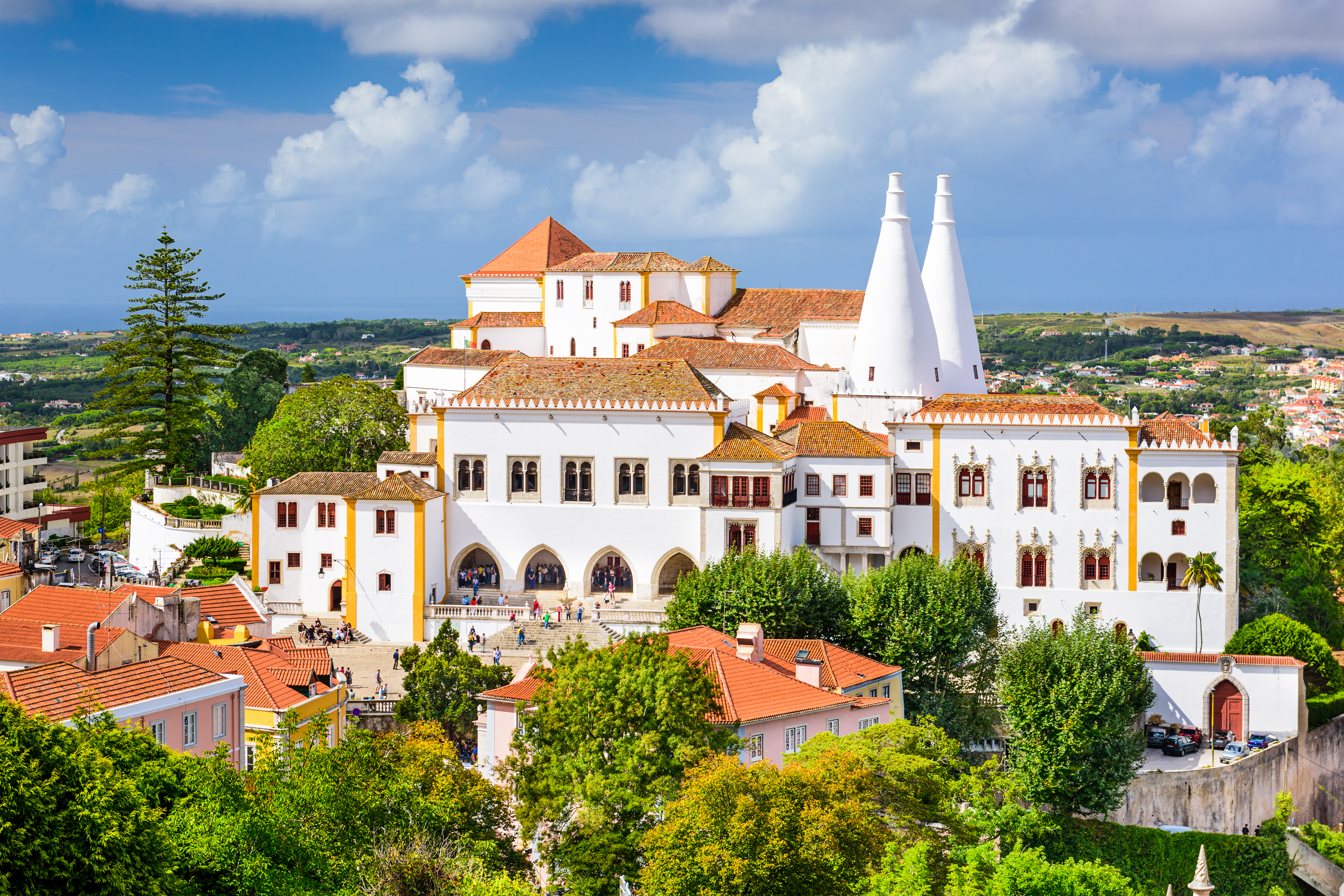 Eventyrlige Pena-slot med sine farverige tårne og mure beliggende på bjergtop i Sintra med panoramaudsigt over den portugisiske by