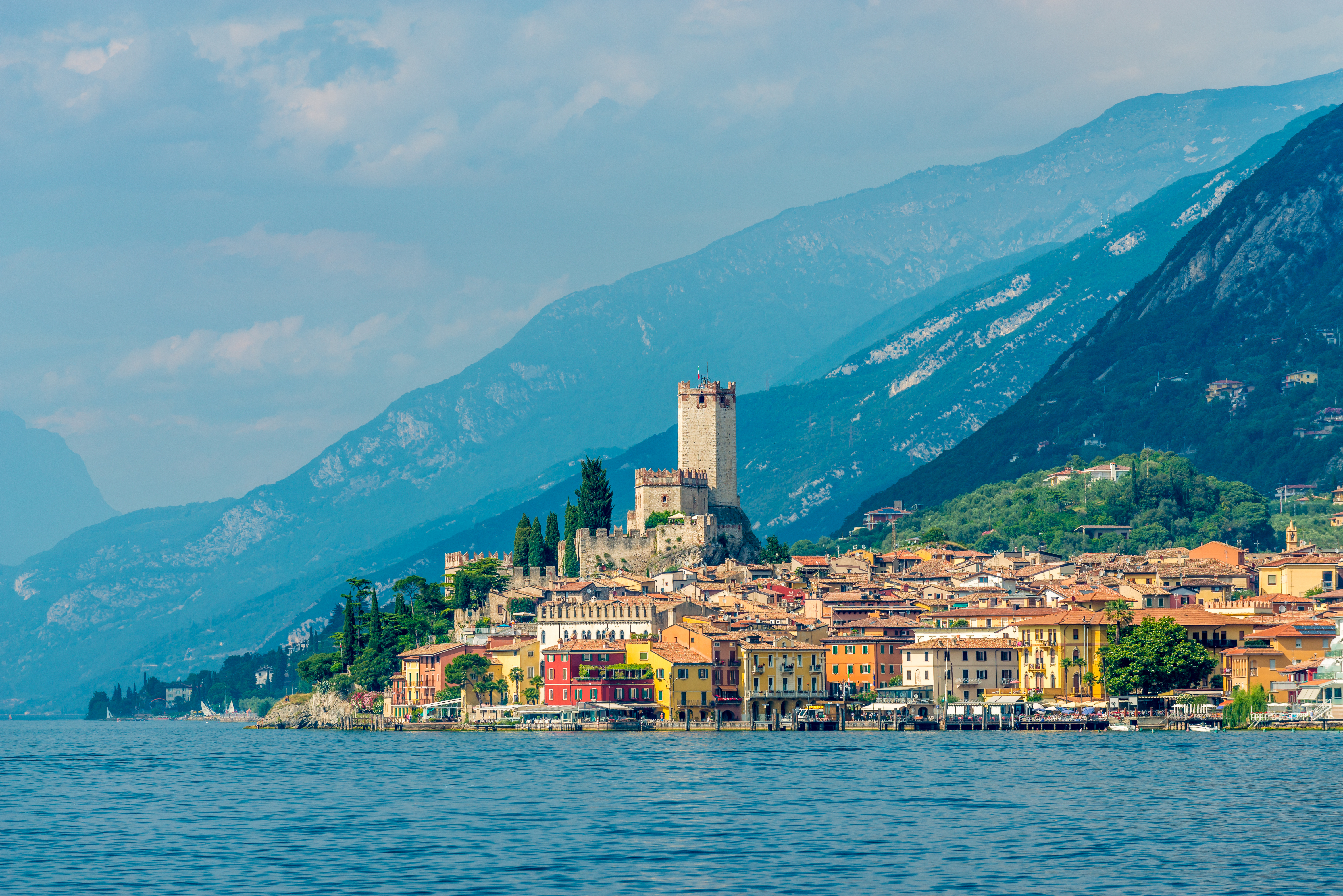 Idyllisk udsigt over Sirmione med kastel ved Gardasøen og italienske alper