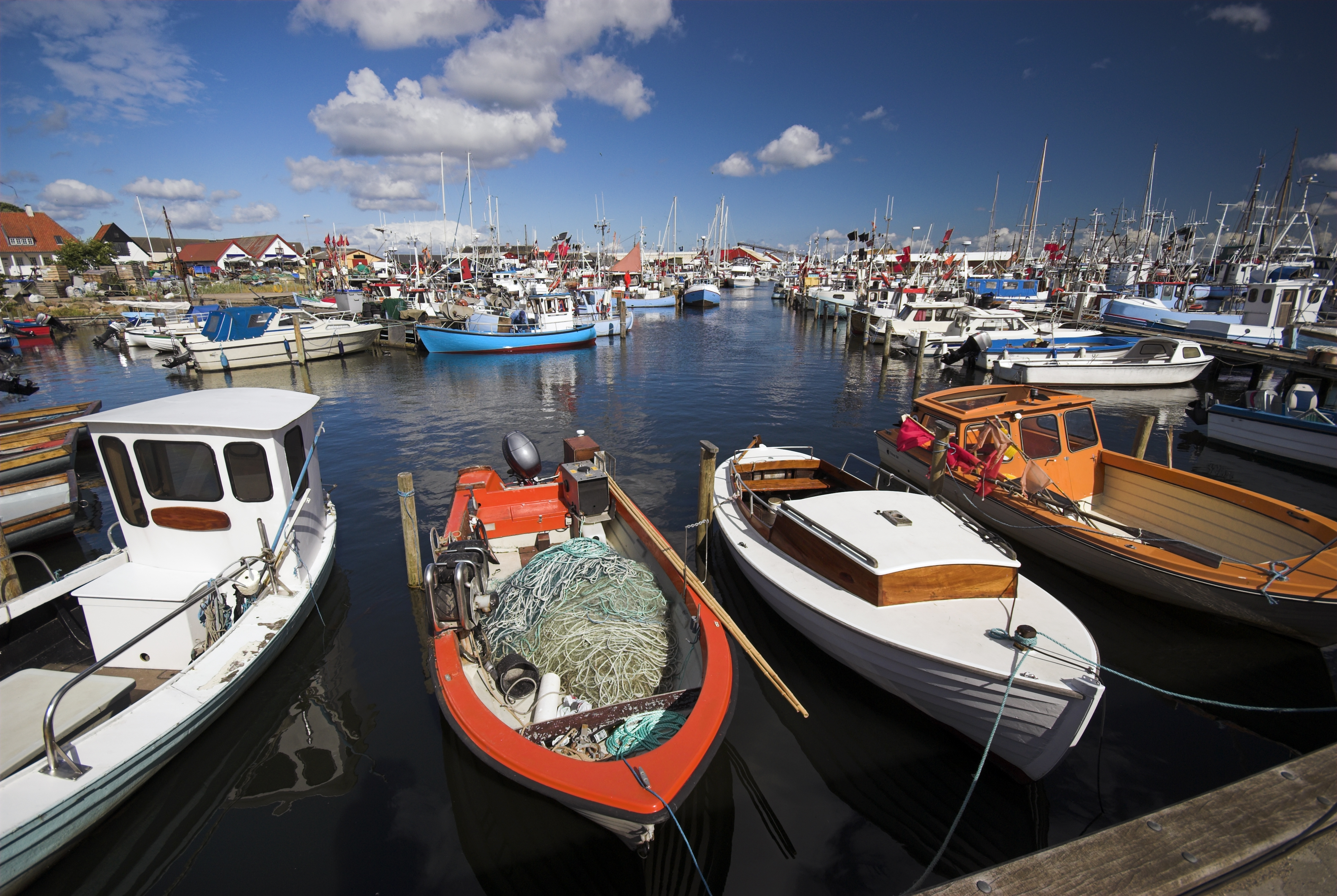 Traditionel dansk fiskerhavn med både og kystby atmosfære