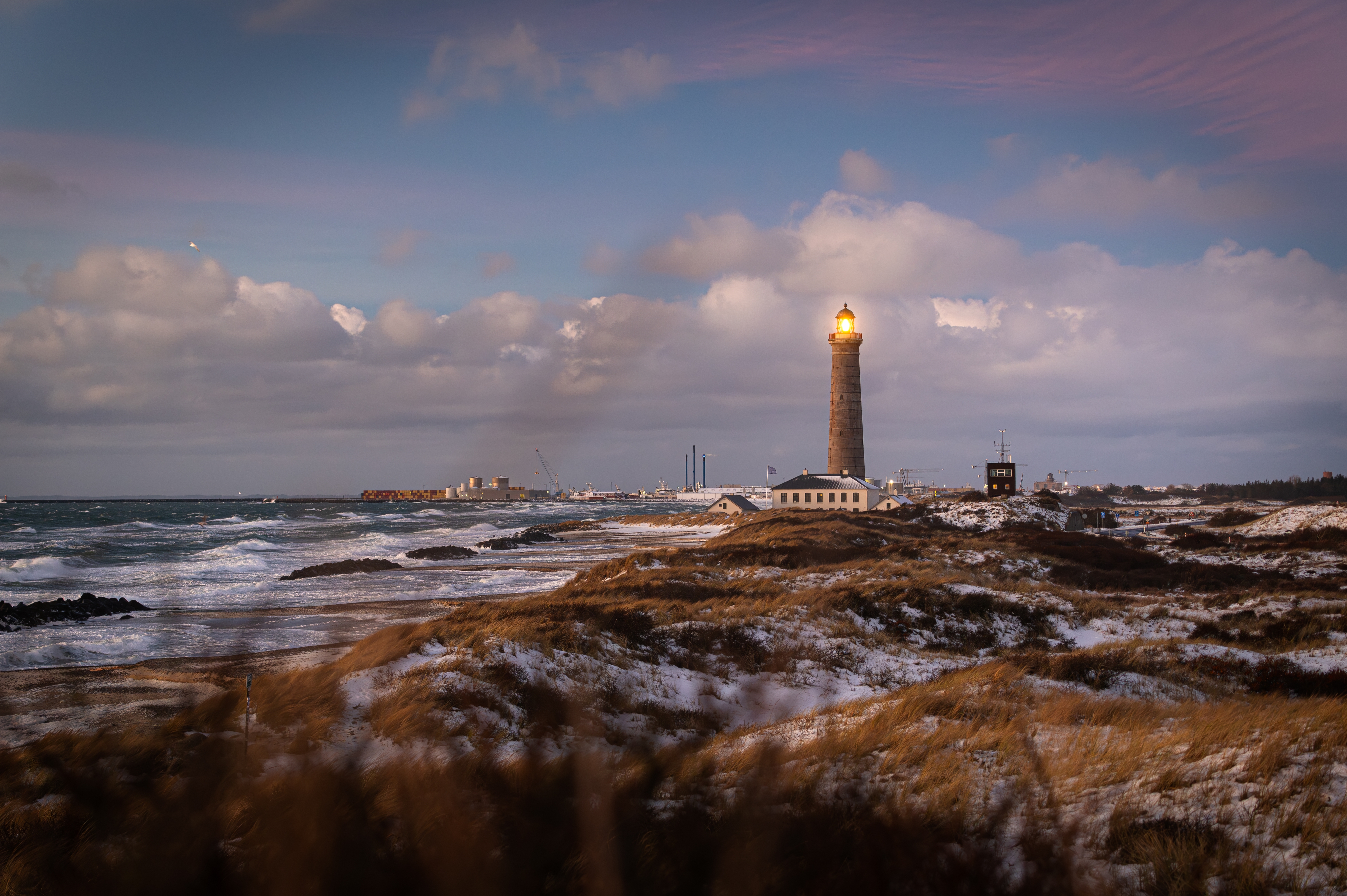 Smukt vinterlandskab ved Det Grå Fyr i Skagen med Nordsøen og dramatiske morgenskyer over snedækkede klitter