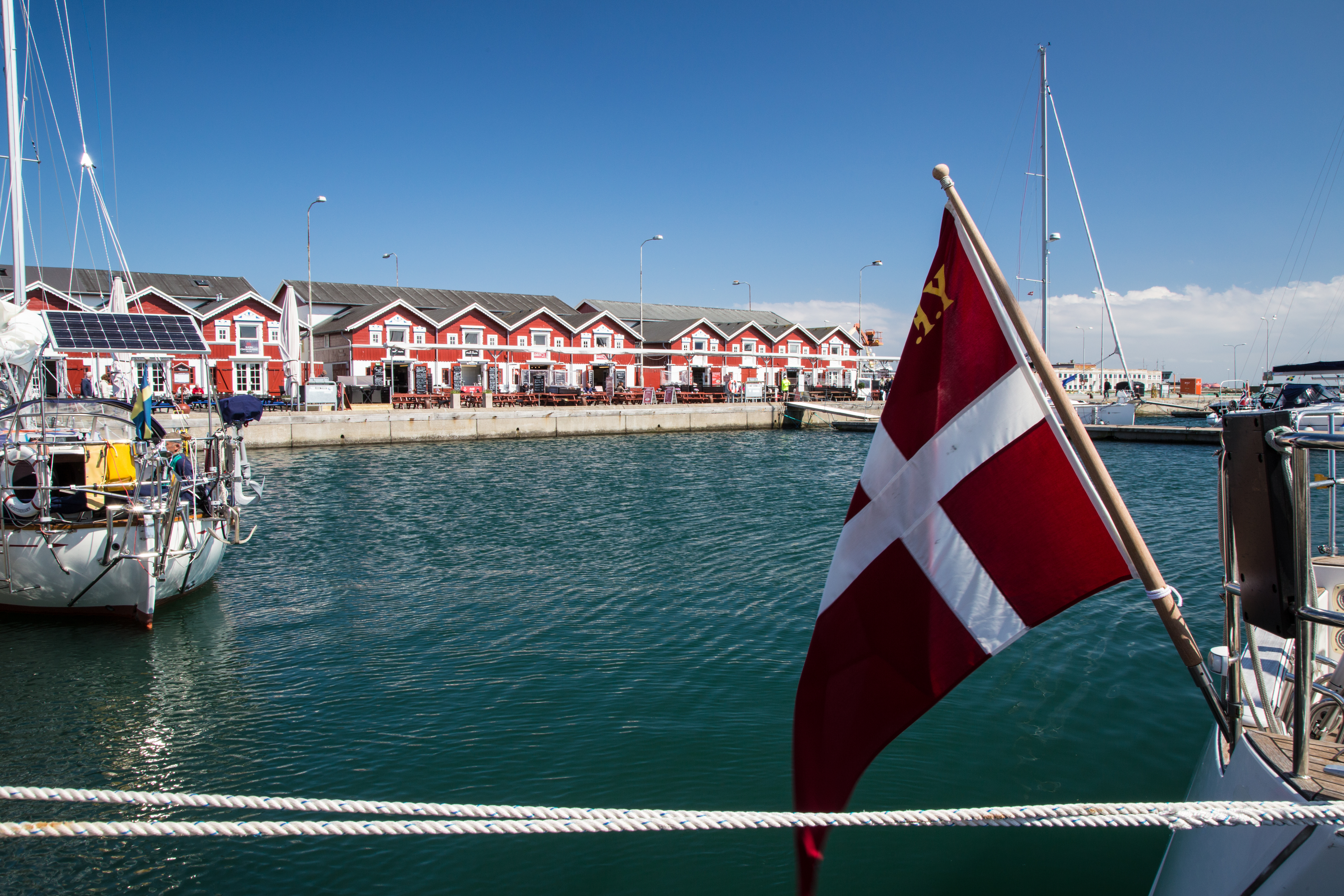 Pittoresk marina i Skagen Jylland med danske flag og træhuse