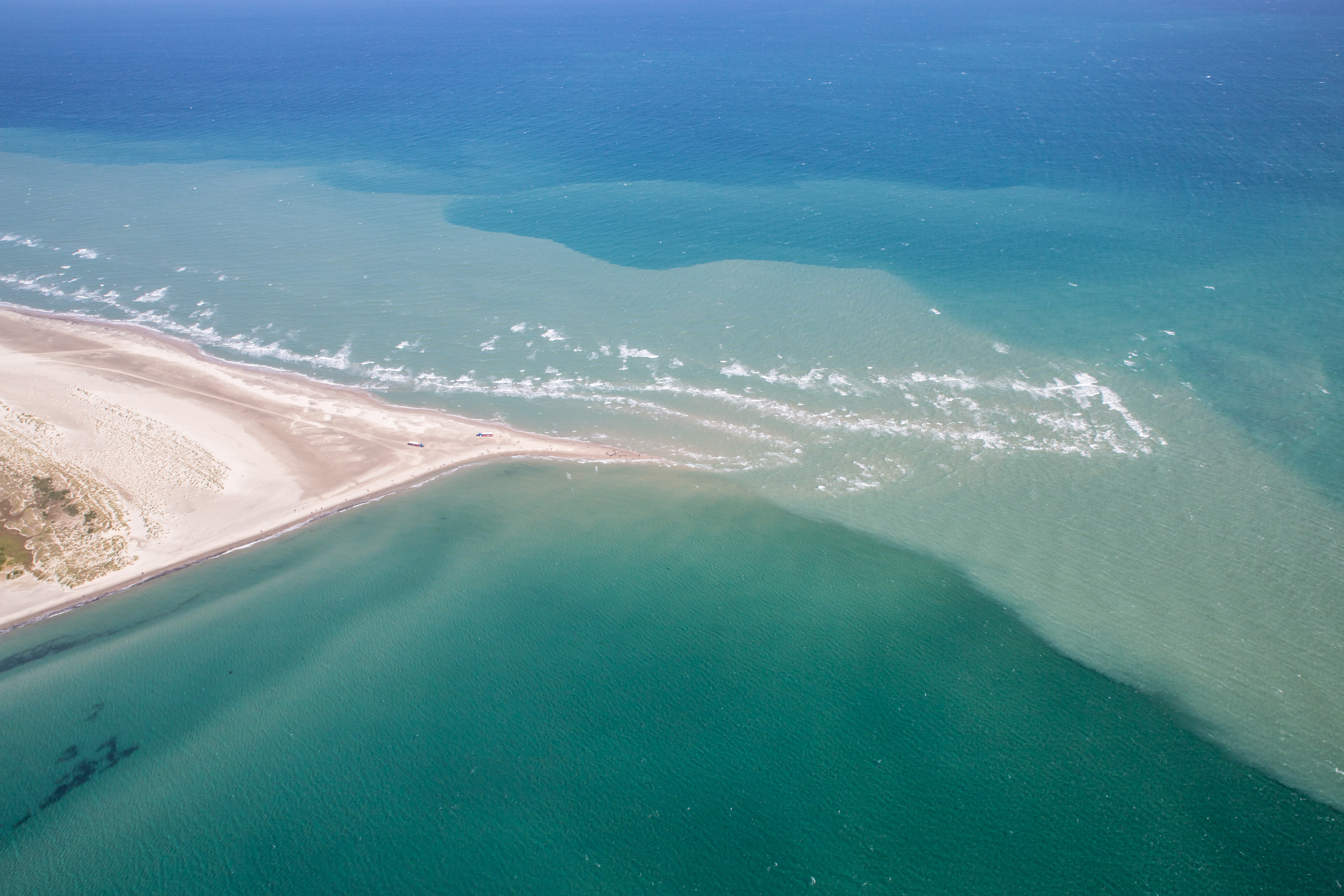 Skagen strand i Nordjylland med krystalklart vand set oppefra