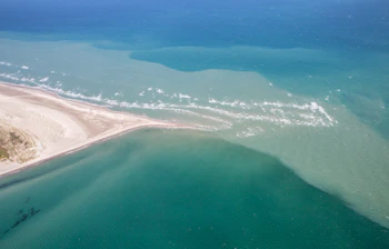 Skagen strand i Nordjylland med krystalklart vand set oppefra