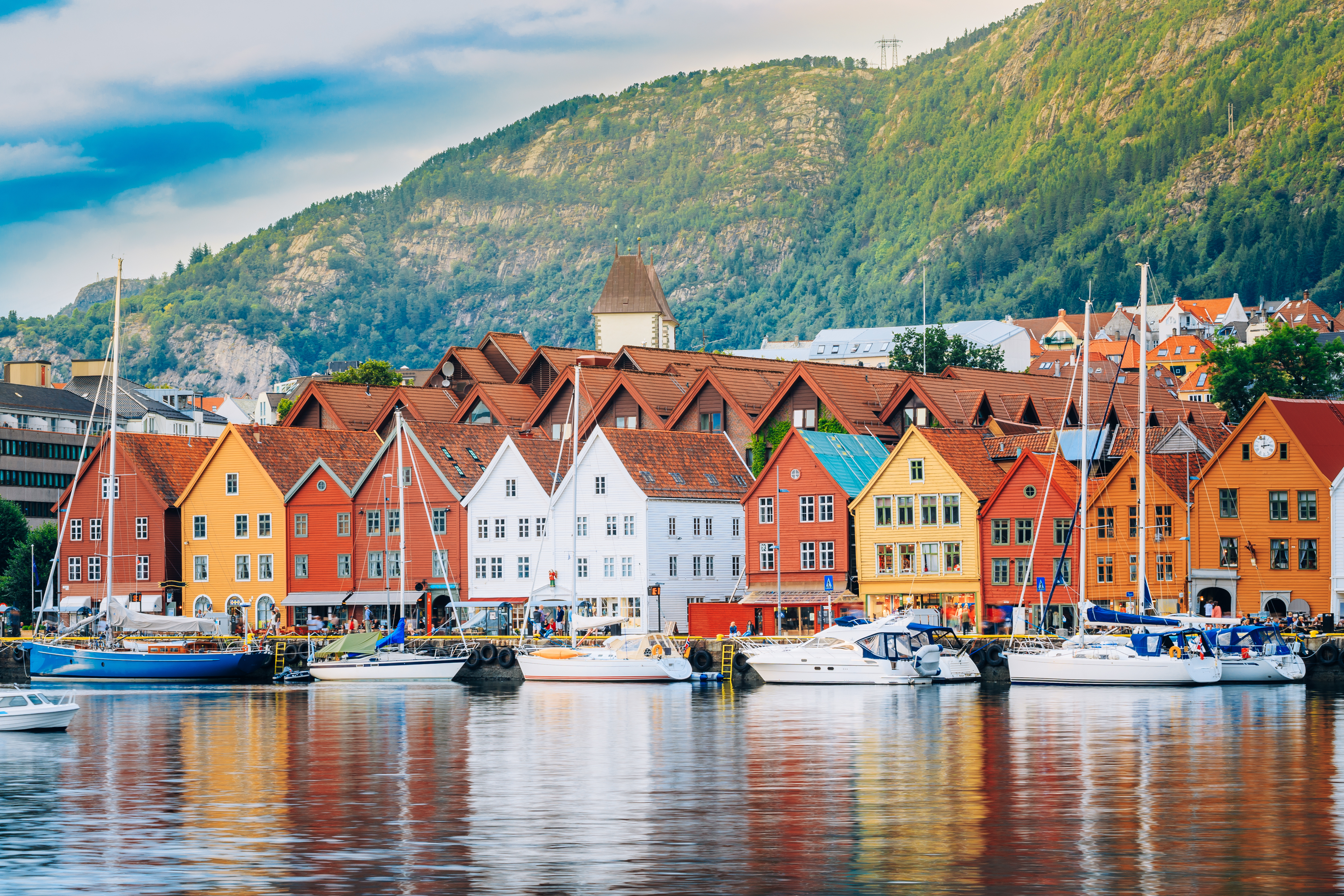 Ikoniske farverige bygninger ved Bergen havn med bjergpanorama