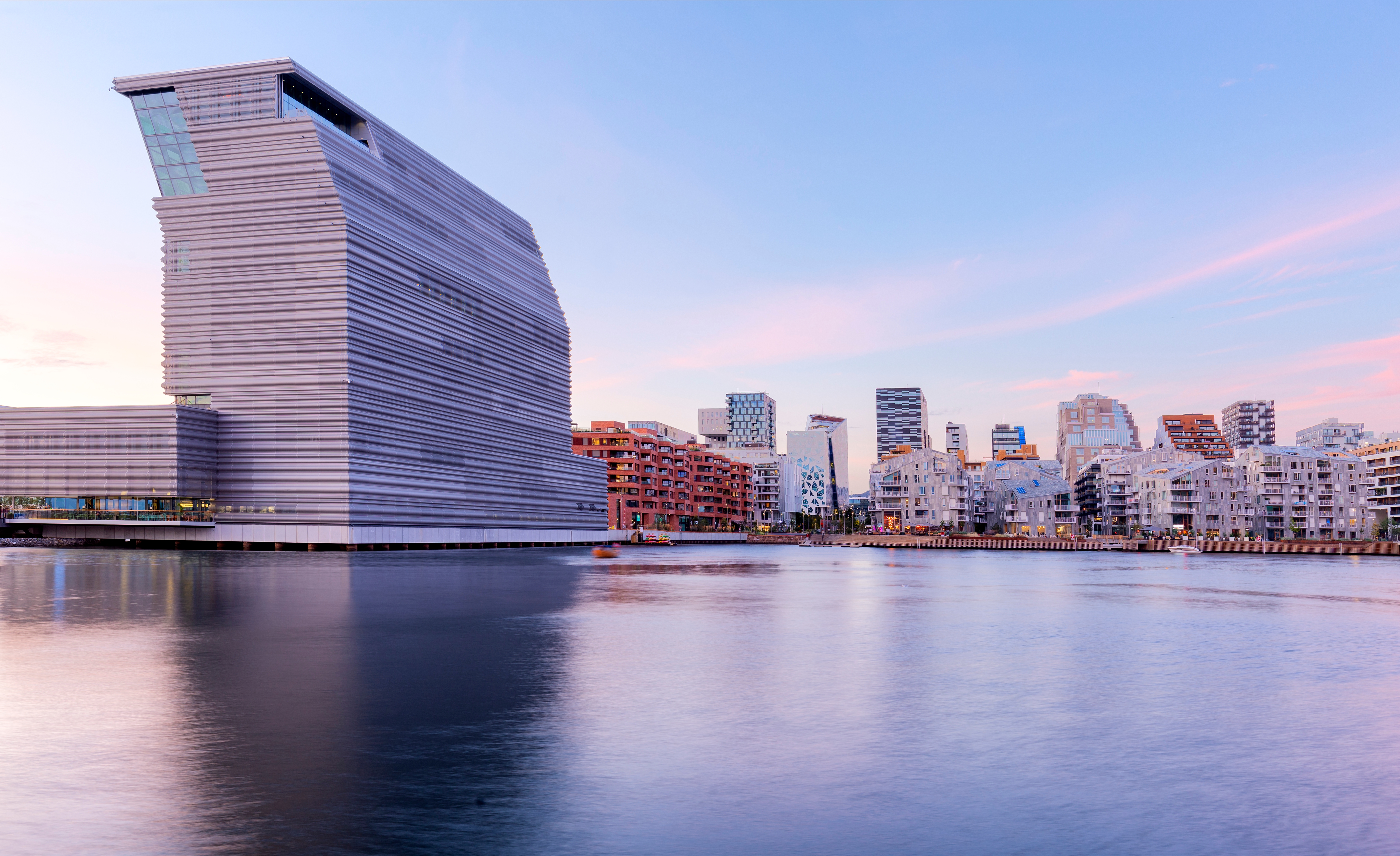 Skandinavisk storbyliv i Oslo med spektakulære moderne bygninger ved fjorden