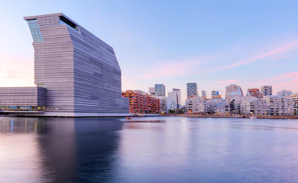 Skandinavisk storbyliv i Oslo med spektakulære moderne bygninger ved fjorden