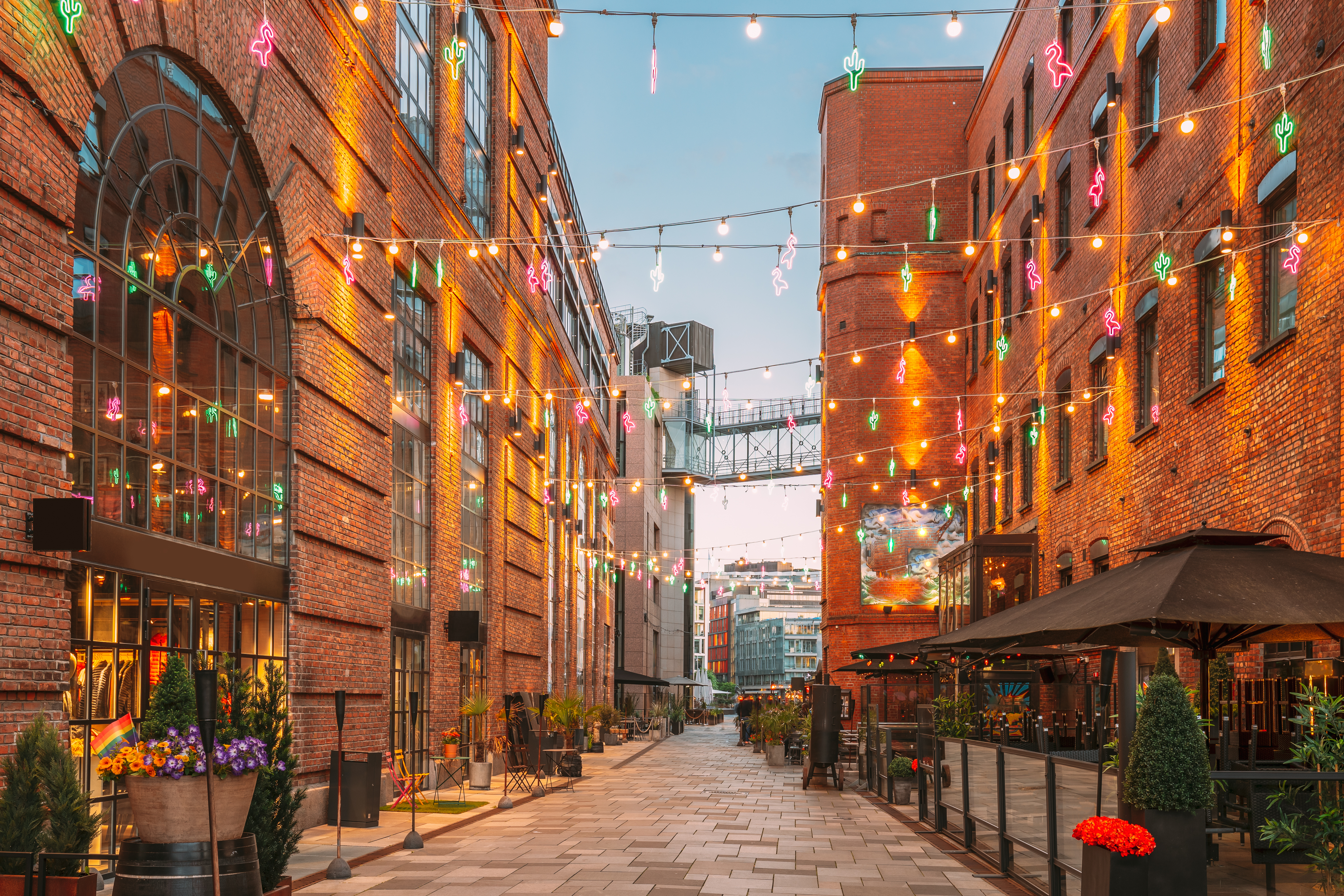 Moderne skandinavisk arkitektur med romantisk belysning i Oslo byområde