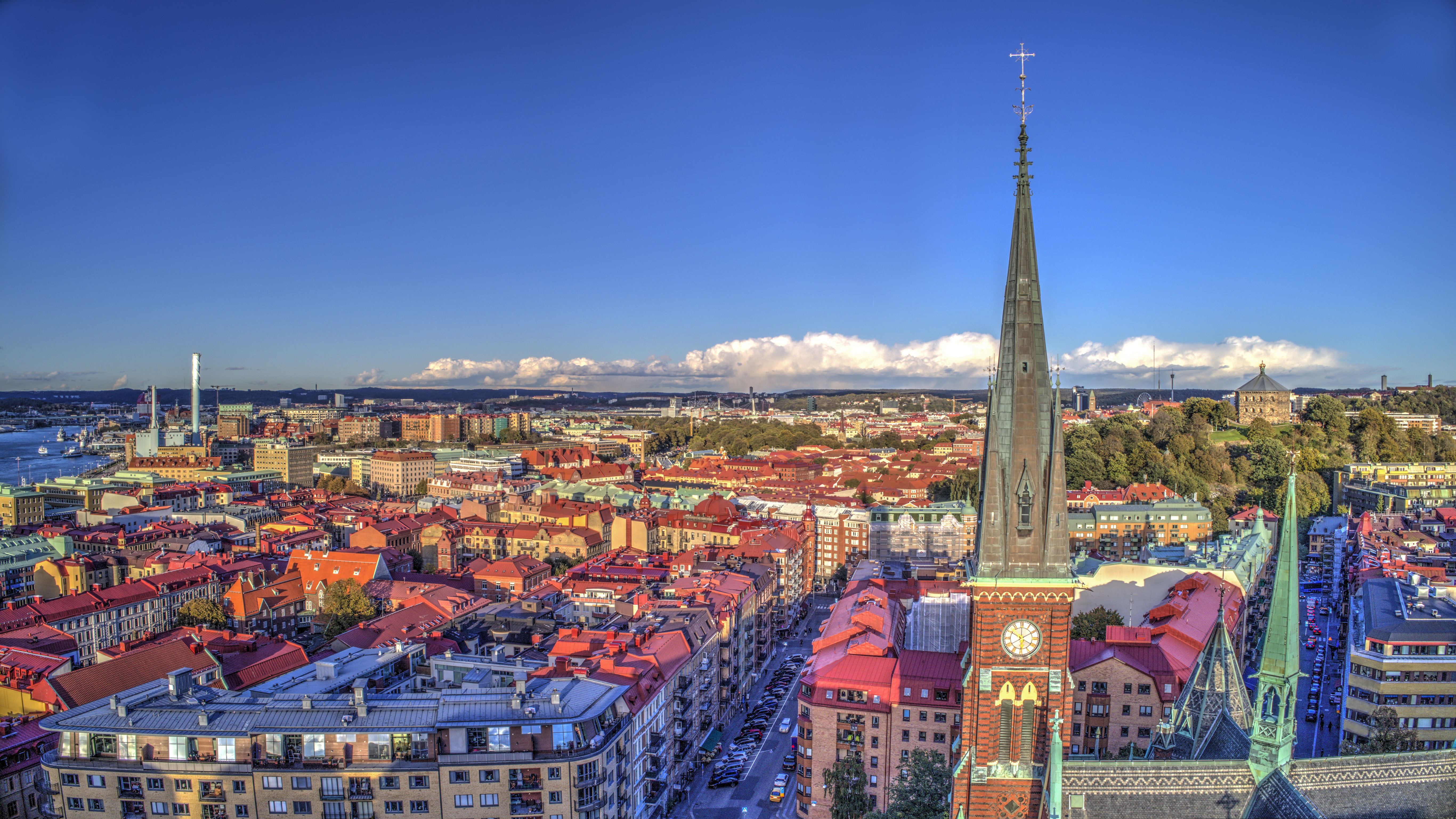 Skandinavisk bylandskab i Göteborg med historiske bygninger og moderne skyline
