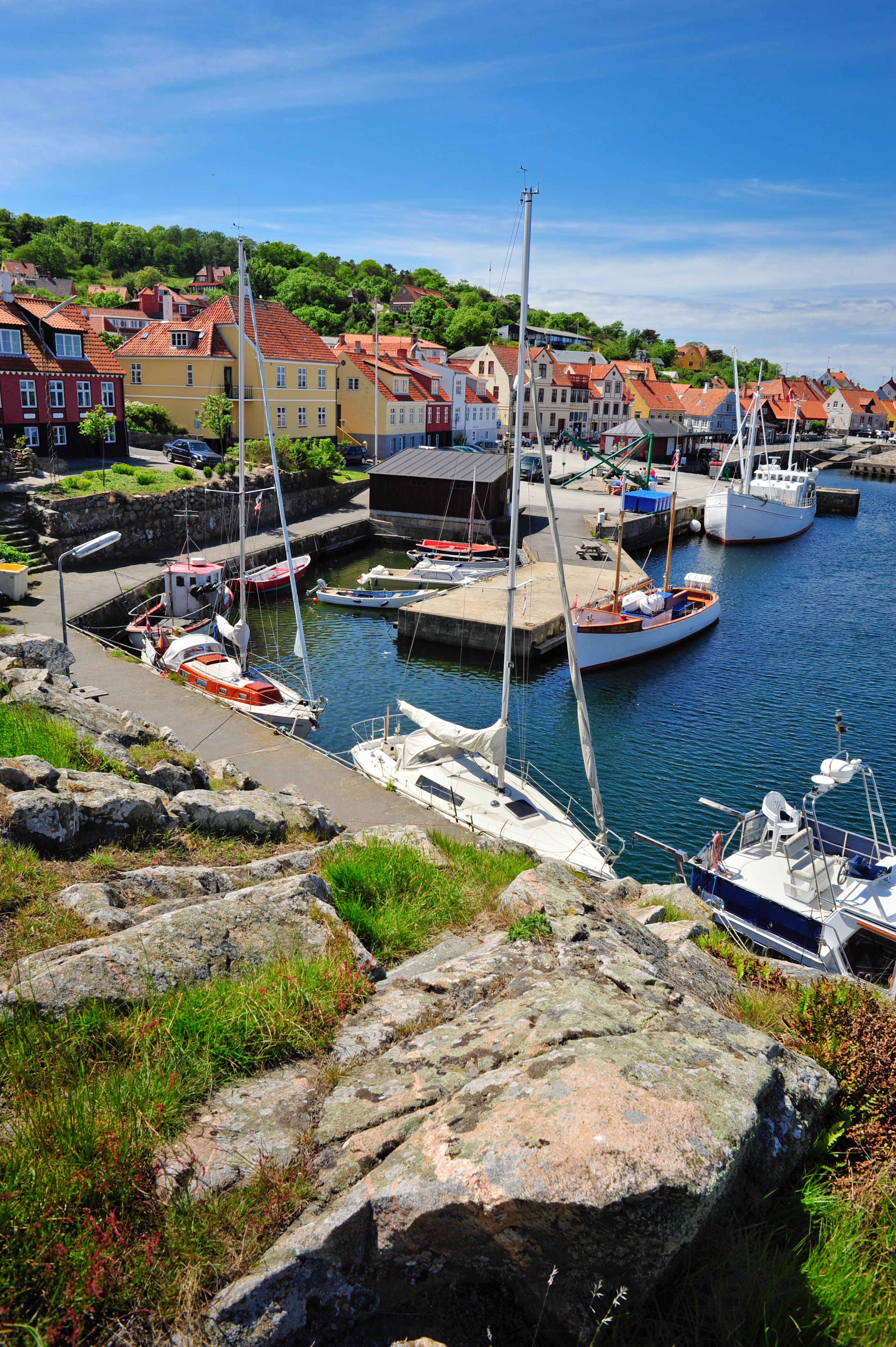 Idyllisk skandinavisk fiskerby med havn og sejlbåde