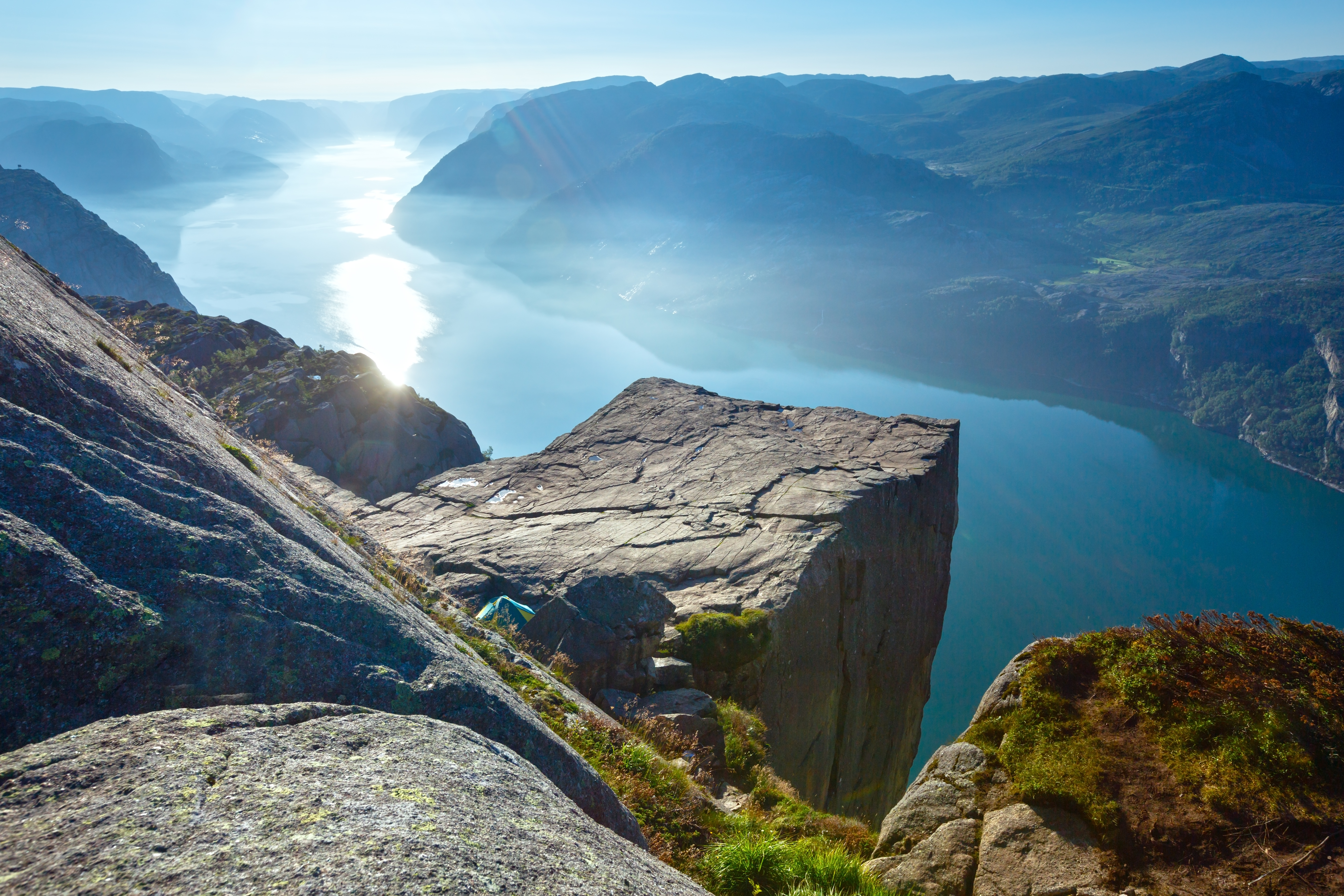 Majestætisk norsk fjordlandskab set fra høj klippetop