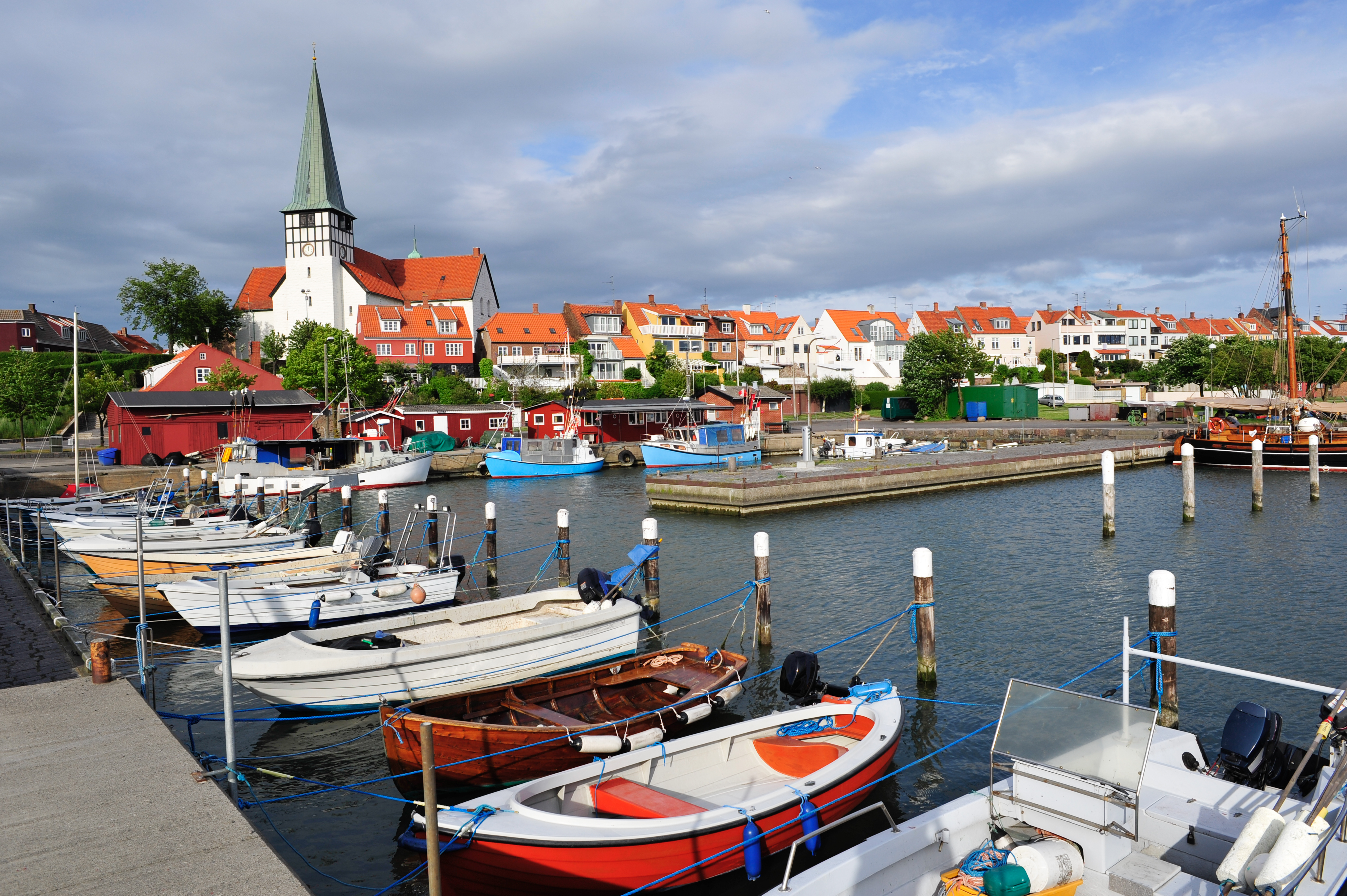 Smuk skandinavisk havn på Bornholm med kirke og lystbåde