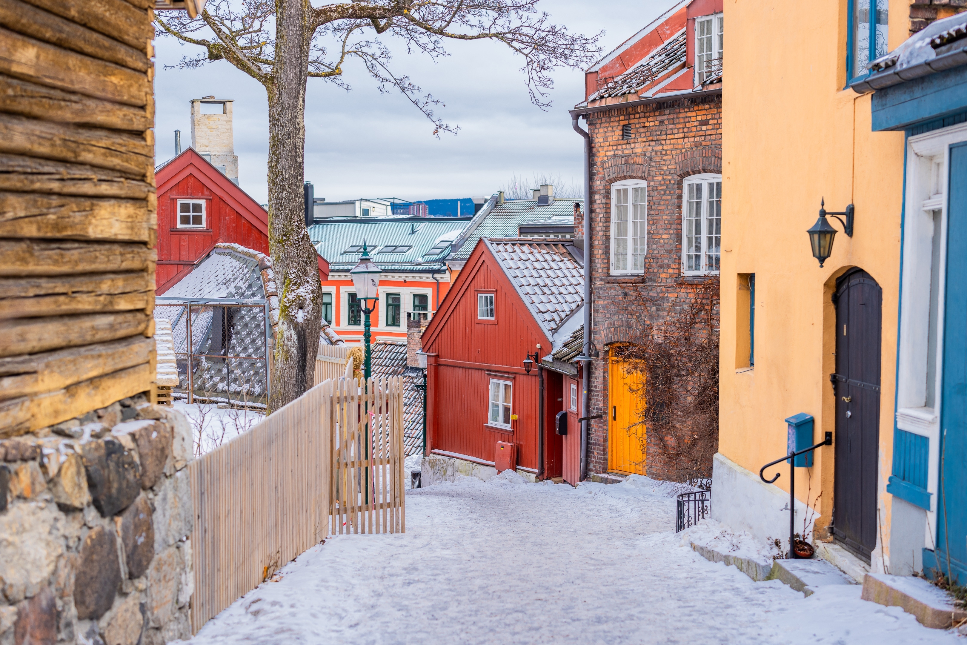 Skandinavisk vinteridyl med gamle huse på snevejr i Oslo historiske kvarter