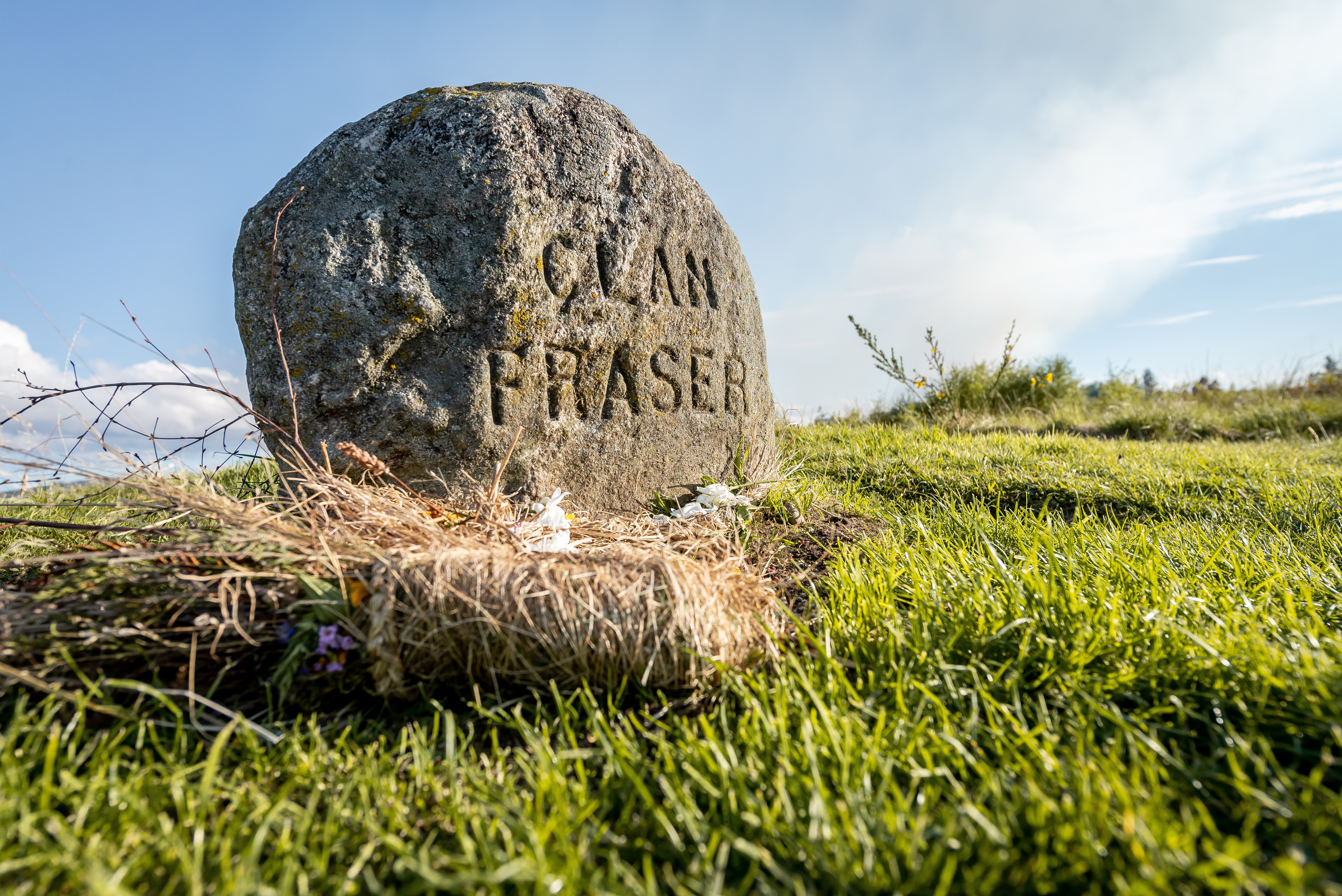 Mindesten på den historiske Culloden slagmark i Skotland, hvor det sidste slag på britisk jord fandt sted i 1746, omgivet af naturskønt landskab