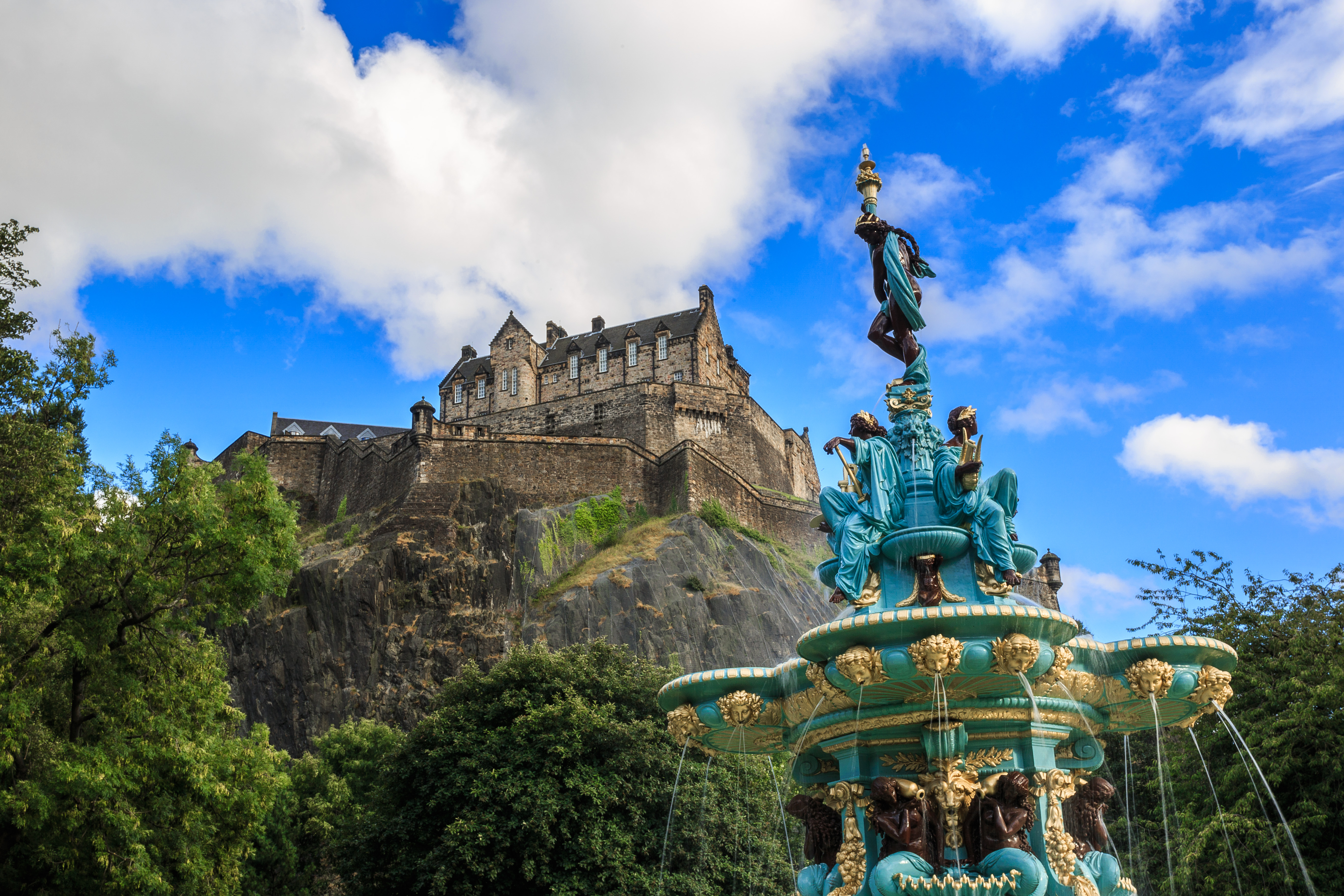 Edinburgh Castle med middelalderlig arkitektur set fra Princes Street Gardens med smuk fontæne, Skotland