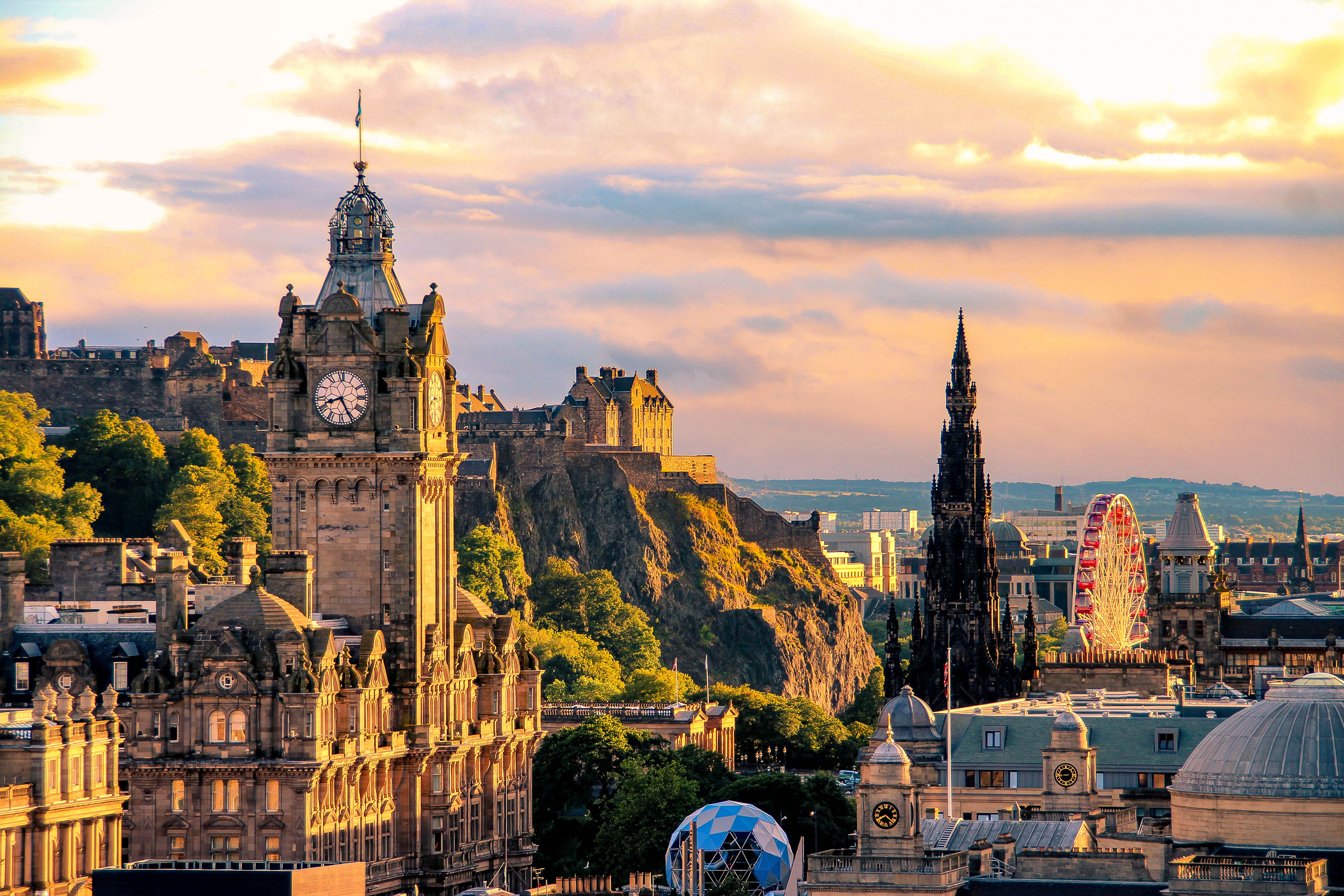 Skotlands hovedstad Edinburgh med slot og byudsigt ved solnedgang