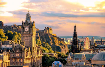 Skotlands hovedstad Edinburgh med slot og byudsigt ved solnedgang