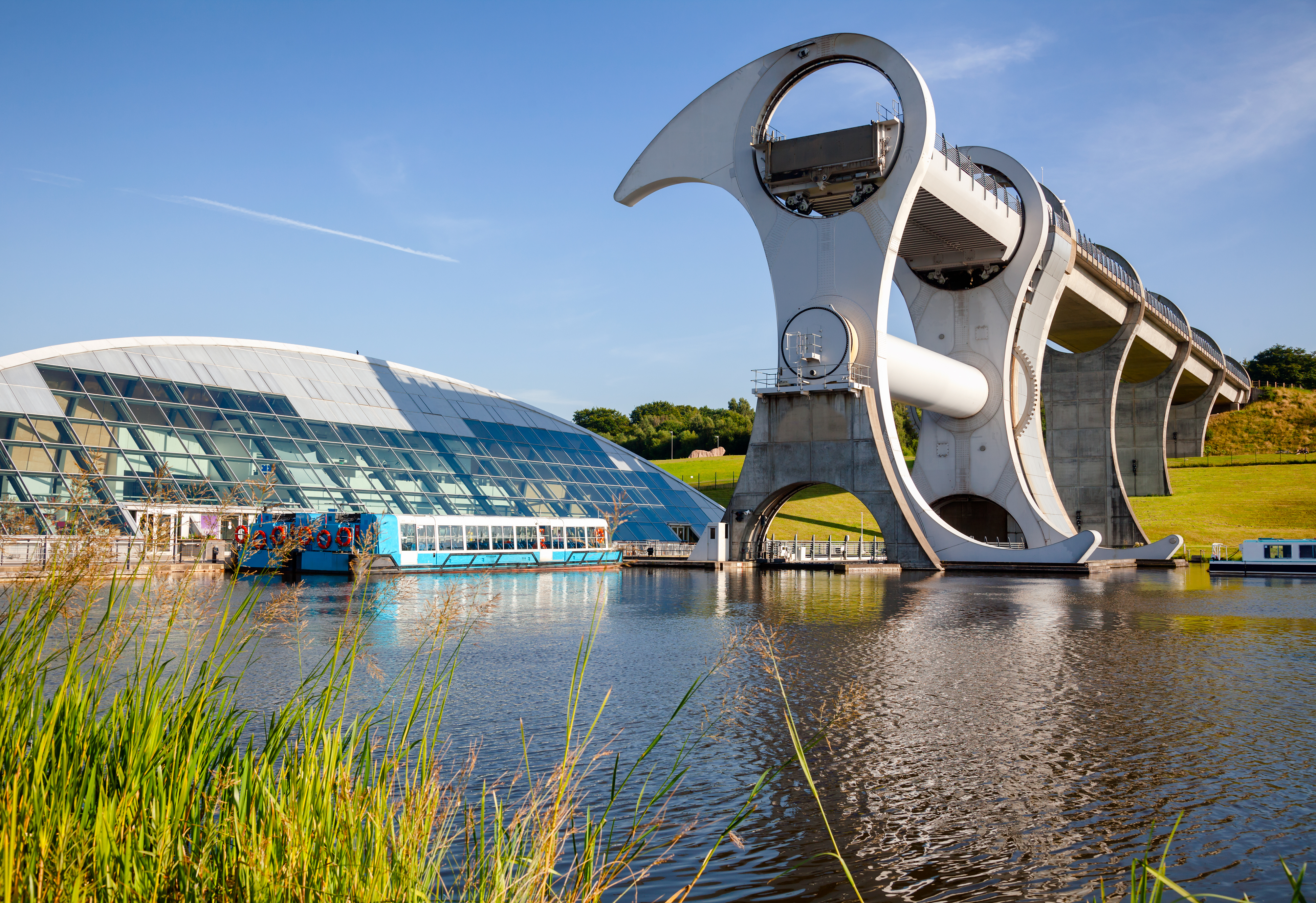 Det futuristiske Falkirk Wheel, en enestående roterende bådelevator der forbinder to skotske kanaler og er en populær turistattraktion