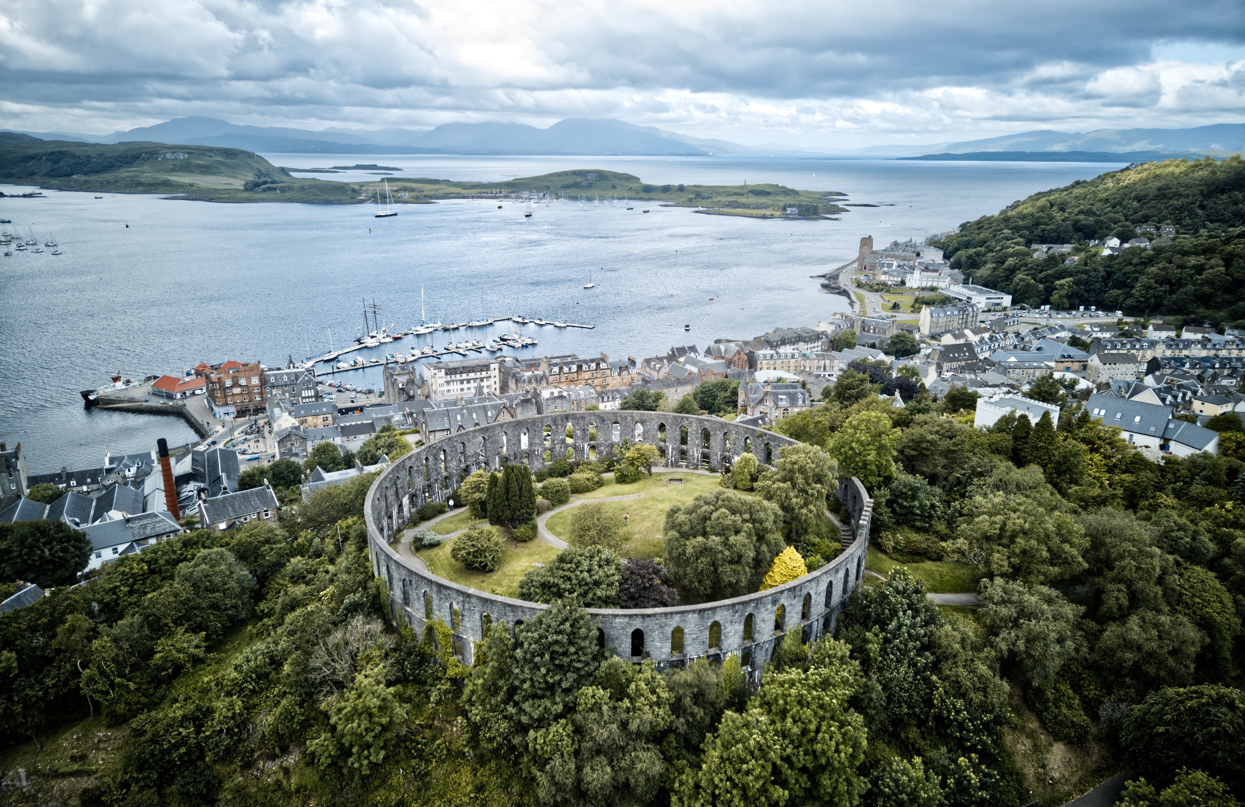 Aerial photo af Oban havn og McCaig's Folly tårnet i det vestlige Skotland