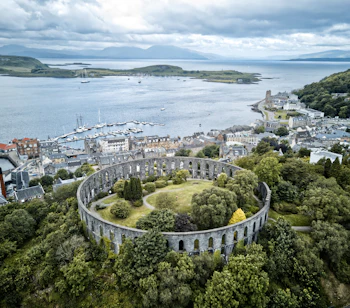 Aerial photo af Oban havn og McCaig's Folly tårnet i det vestlige Skotland