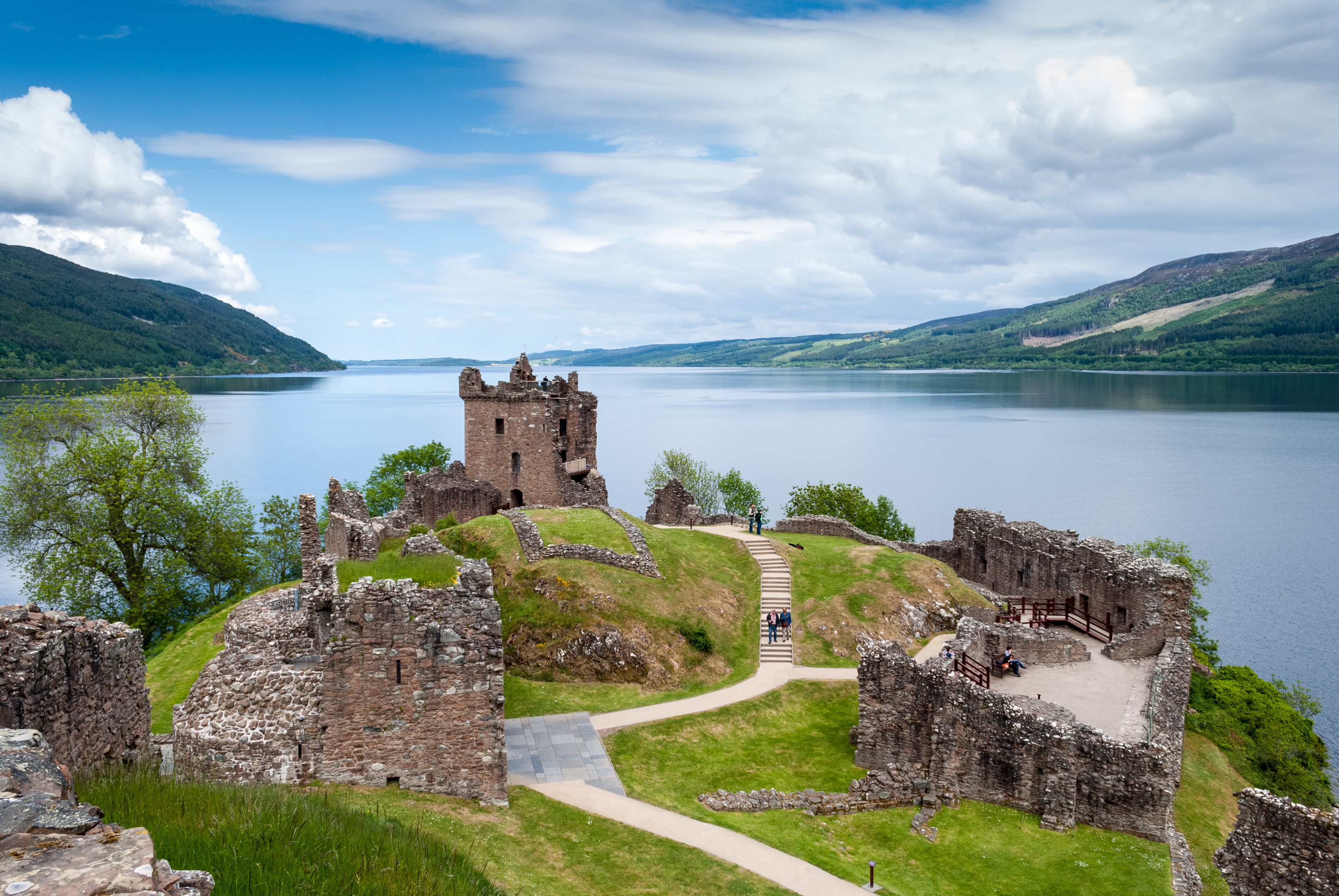 Imponerende ruiner af det gamle Urquhart Slot med spektakulær udsigt over Loch Ness søen i det skotske højland