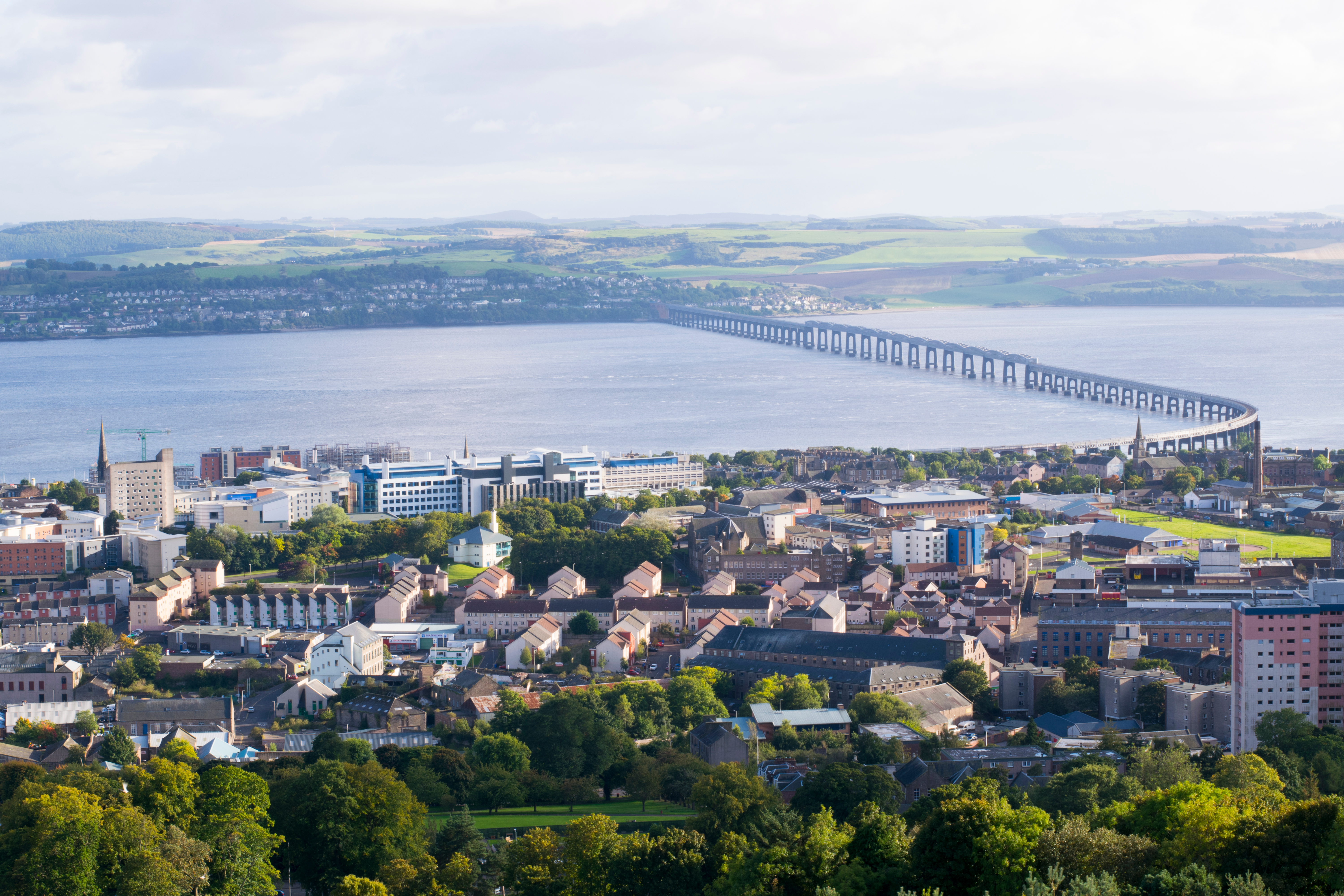 Turistmål Dundee med berømt bro set fra luften i Skotland