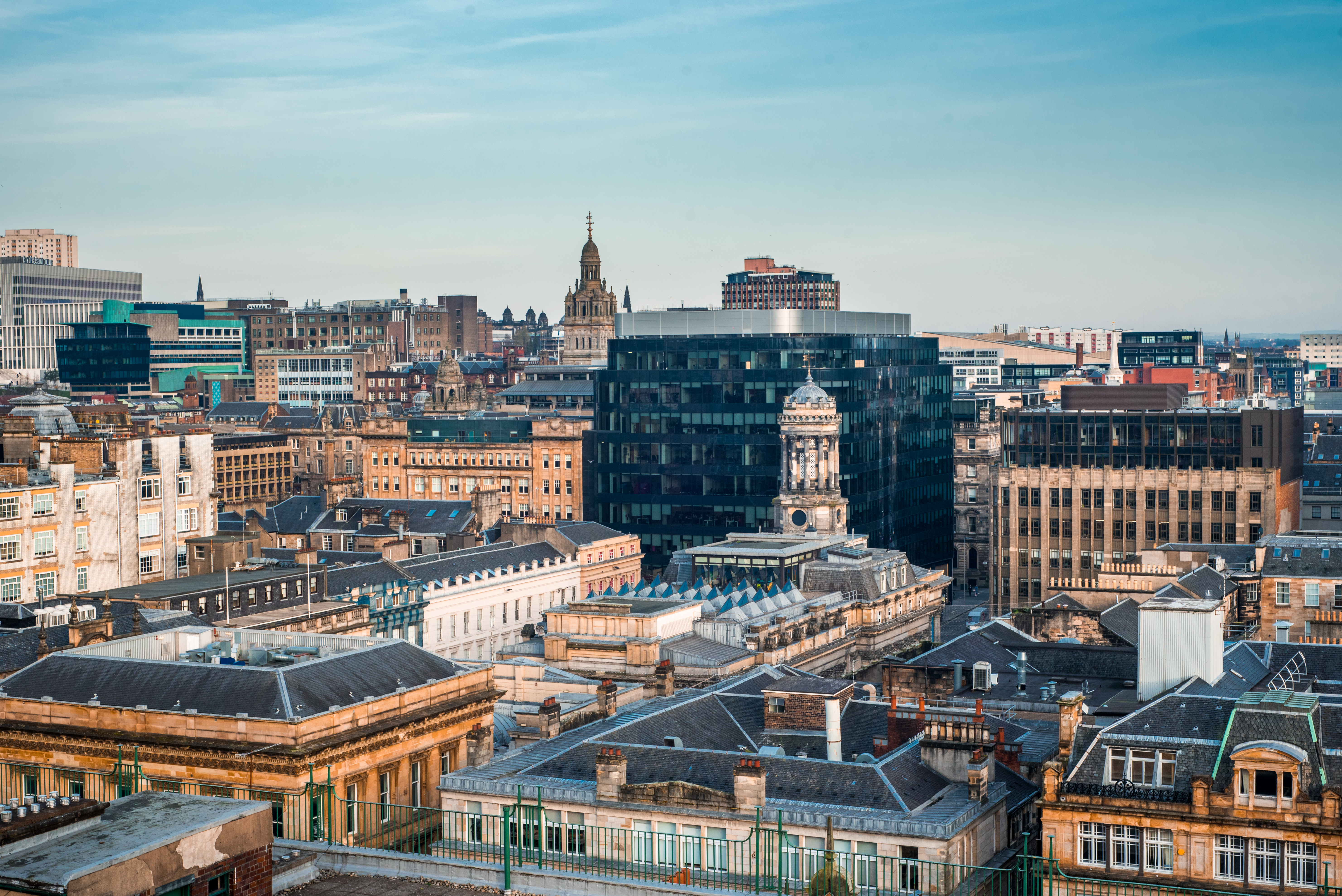 Skotsk bylandskab med Glasgow centrum og varieret arkitektur