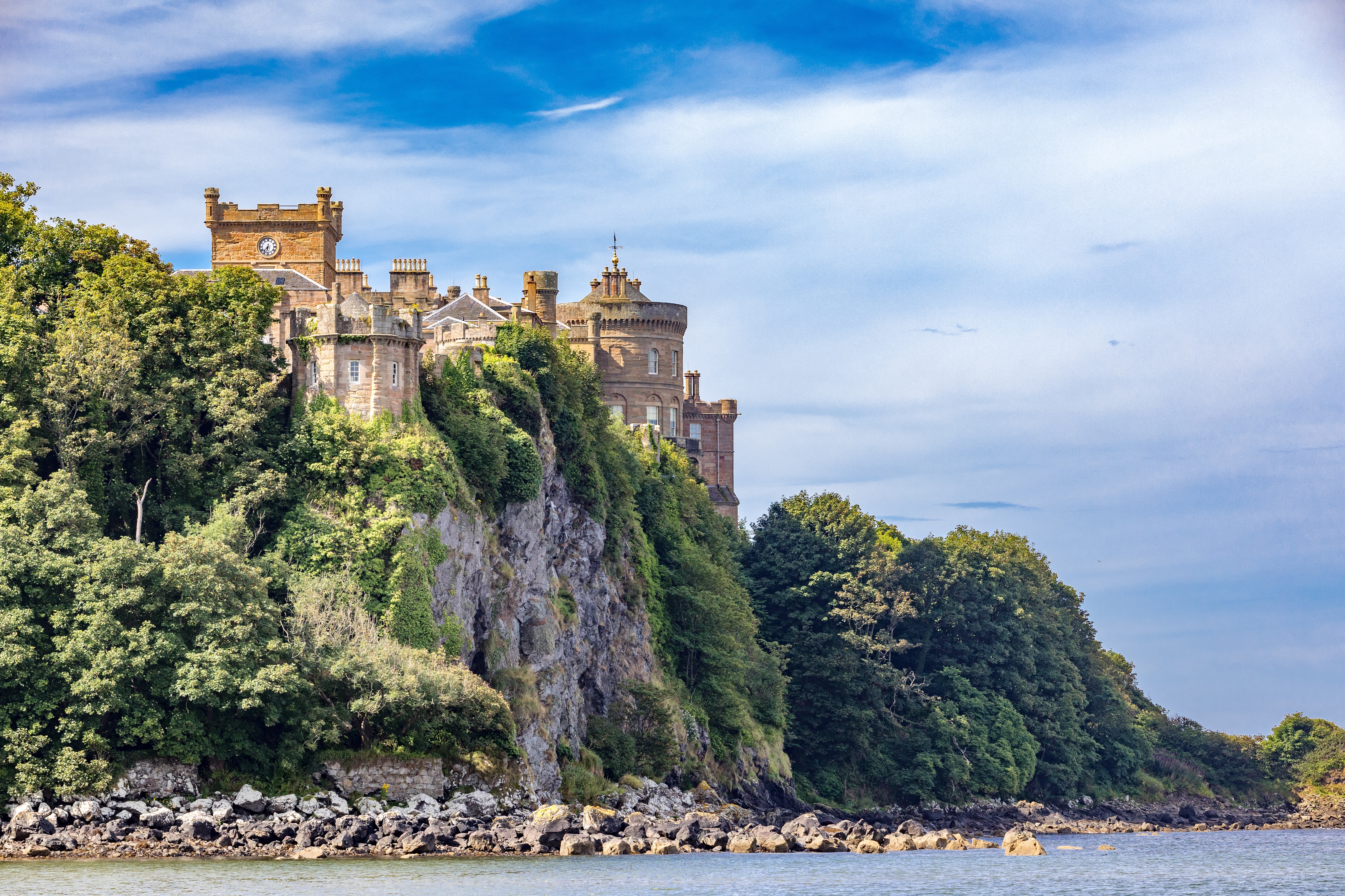 Culzean Castle i Skotland ligger dramatisk placeret på klipper ved havet i det smukke Ayrshire-landskab