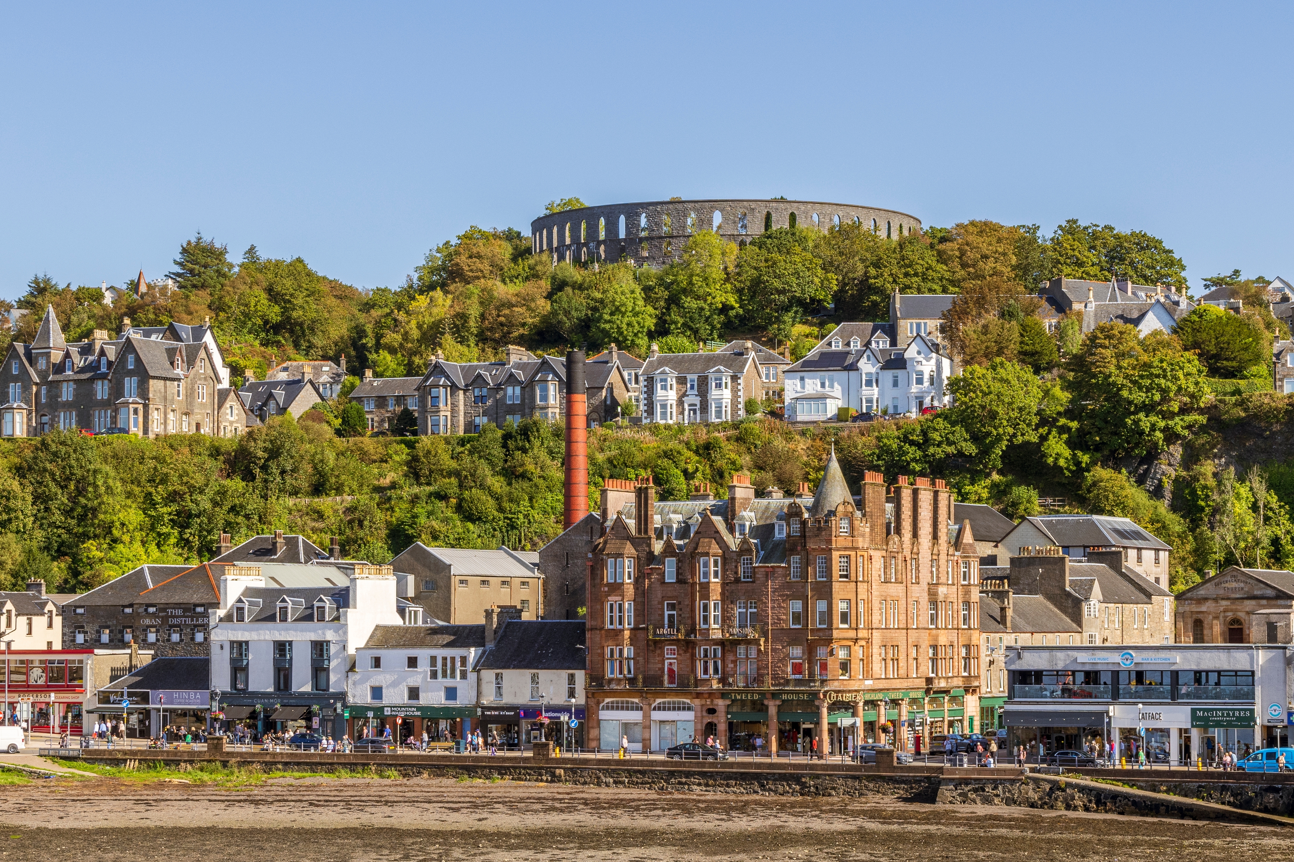 Oban by i Skotland med det berømte rundtårn og maleriske havnefront