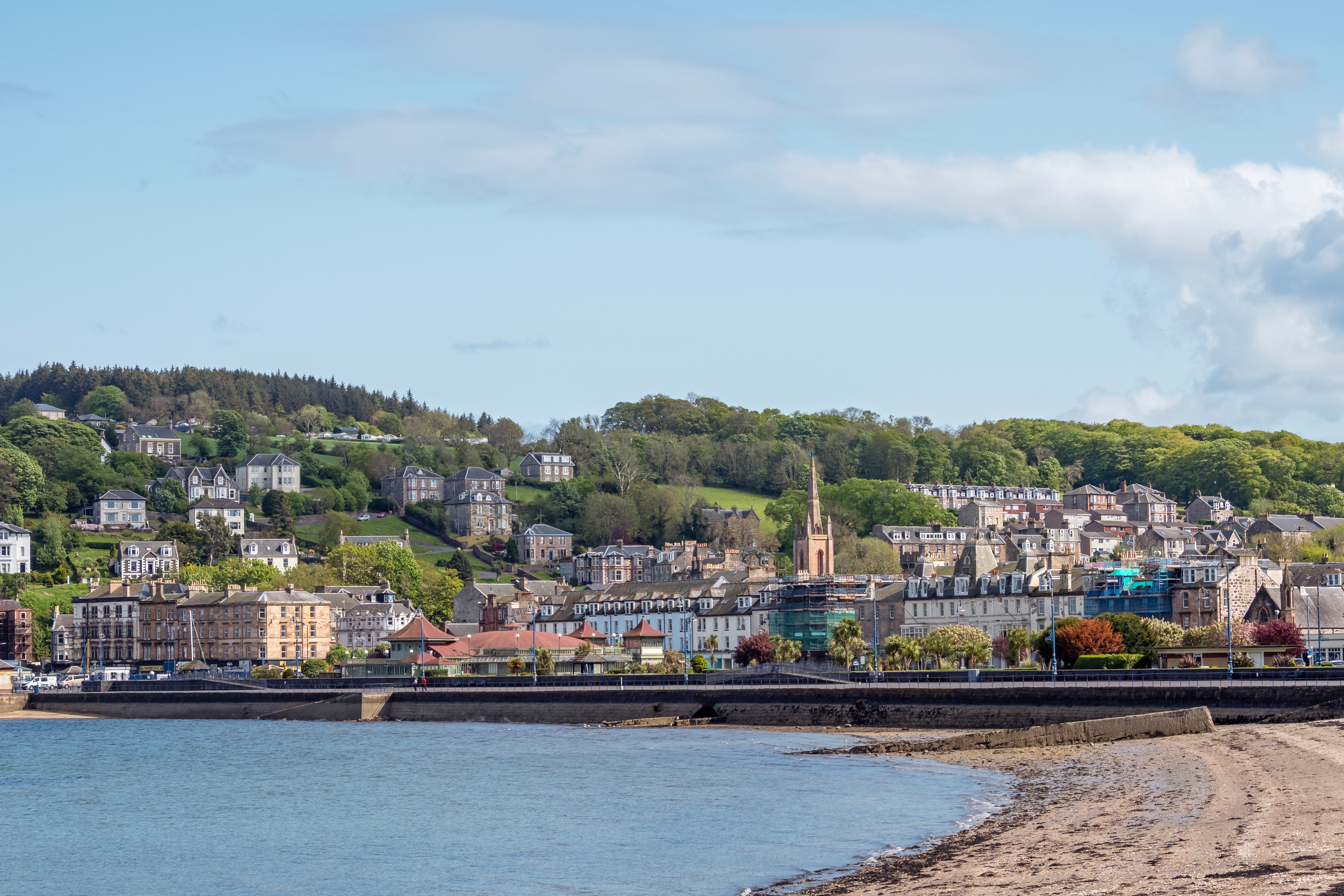 Idyllisk skotsk kystby Rothesay med sandstrand og traditionelle bygninger på Isle of Bute