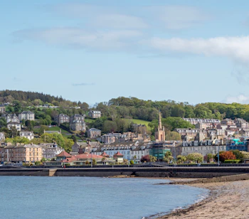 Idyllisk skotsk kystby Rothesay med sandstrand og traditionelle bygninger på Isle of Bute