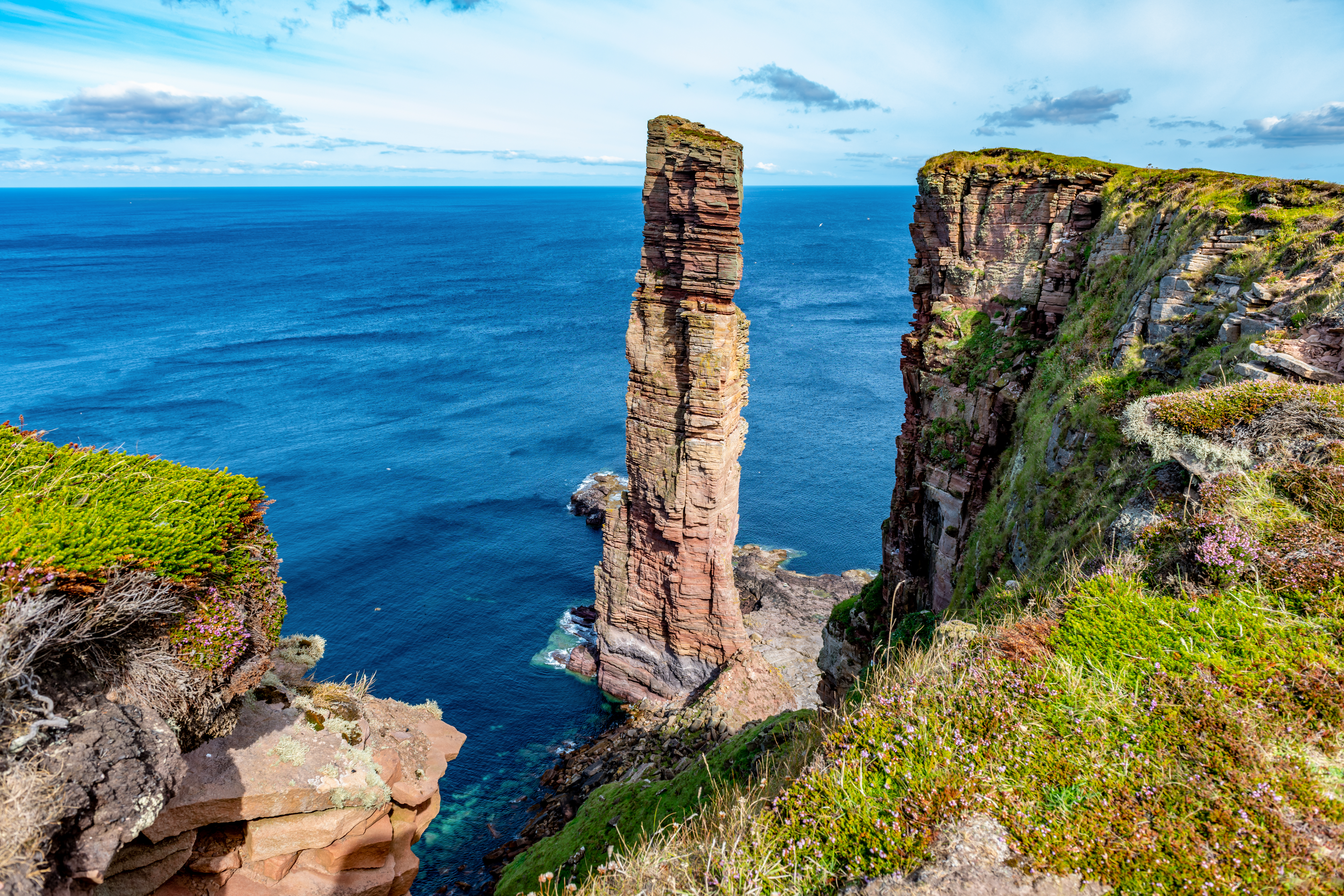 Storslået udsigt over den ikoniske Old Man of Hoy havklippe ved Orkneyøernes kyst i det nordlige Skotland, et must-see for naturelskere