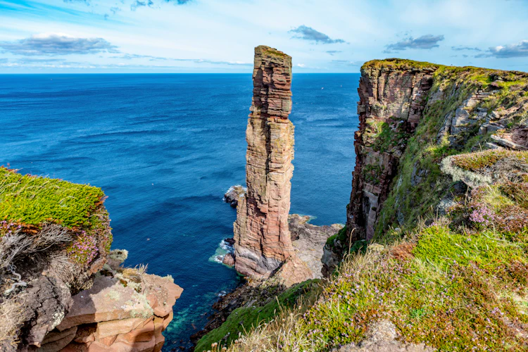Storslået udsigt over den ikoniske Old Man of Hoy havklippe ved Orkneyøernes kyst i det nordlige Skotland, et must-see for naturelskere