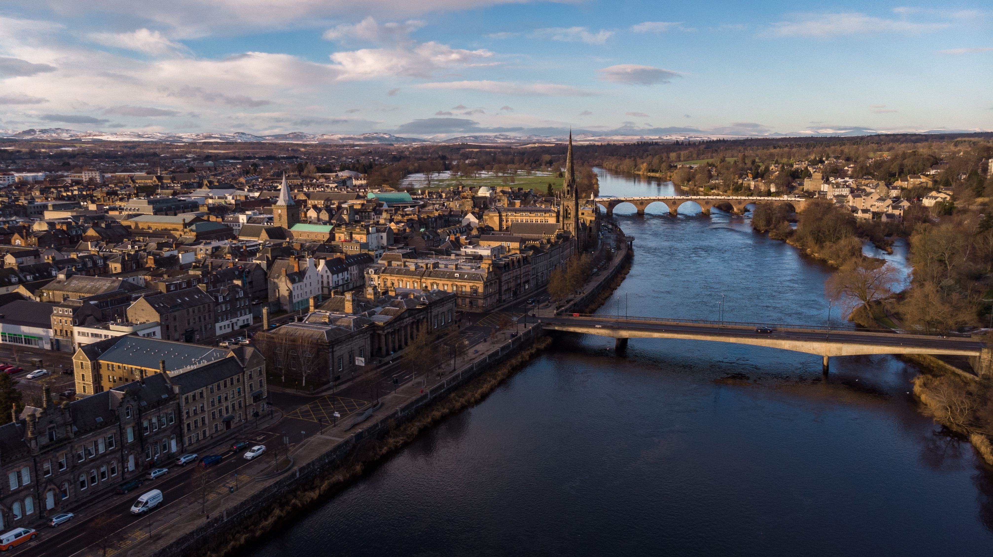 Skønt luftbillede af Perth Skotland med katedralen og River Tay i eftermiddagssol