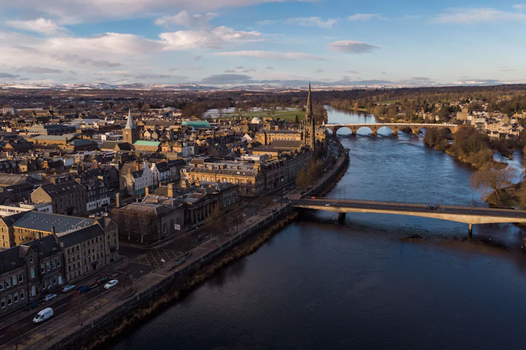Skønt luftbillede af Perth Skotland med katedralen og River Tay i eftermiddagssol