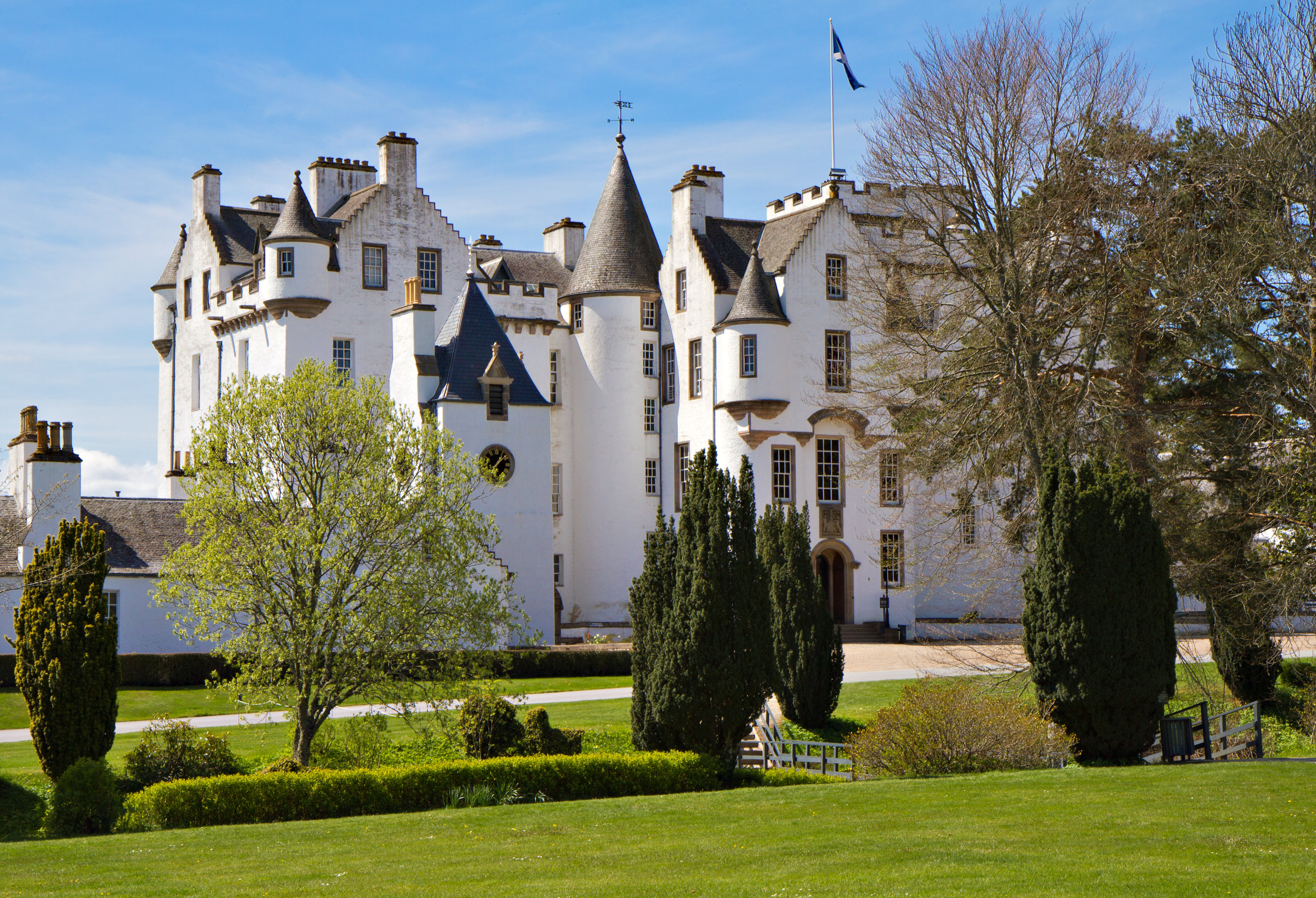 Det majestætiske Blair Atholl Slot med klassisk skotsk arkitektur og grønne omgivelser i Highlands