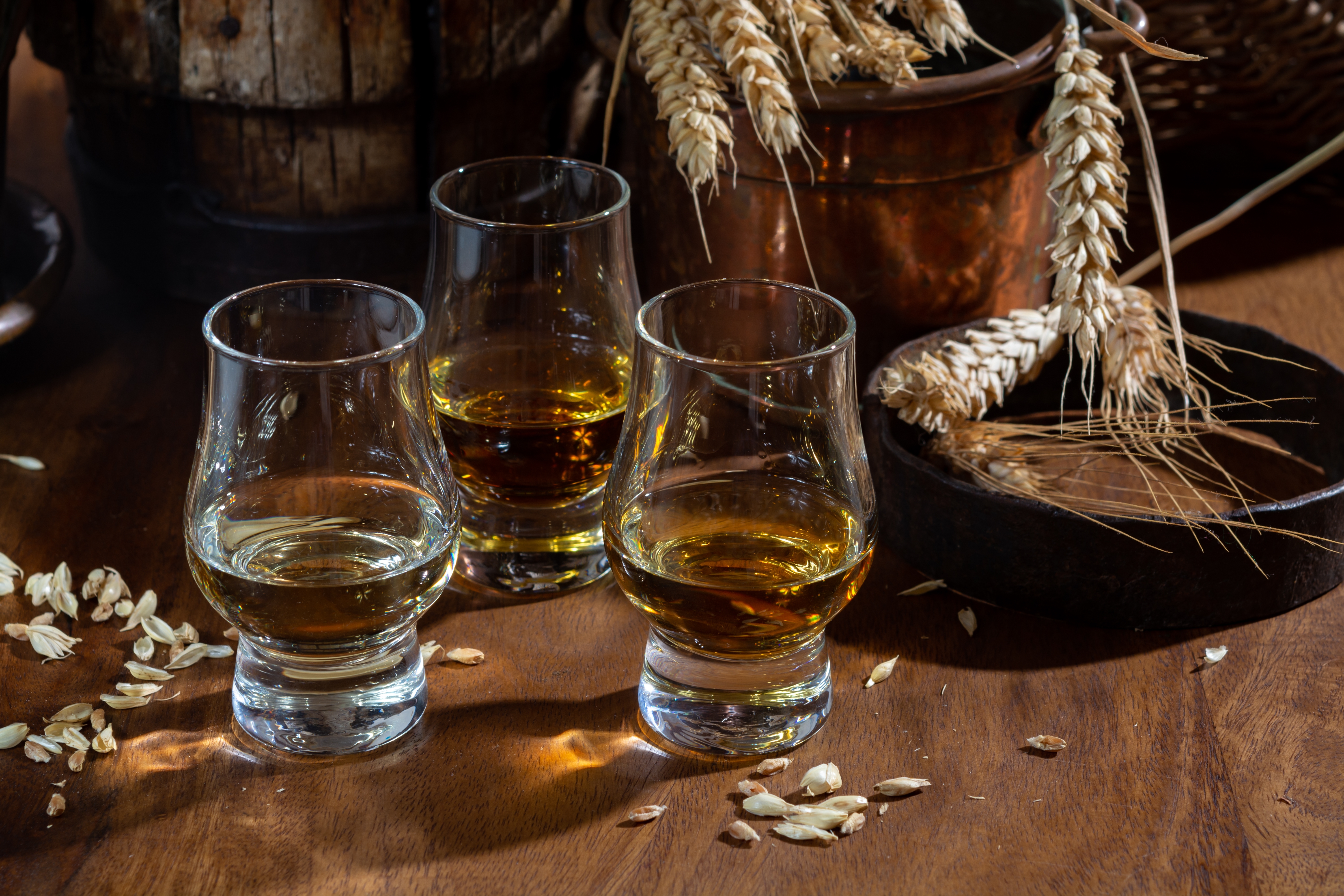Skotsk whisky rejse til Speyside destillerier med gyldne whisky smagning
