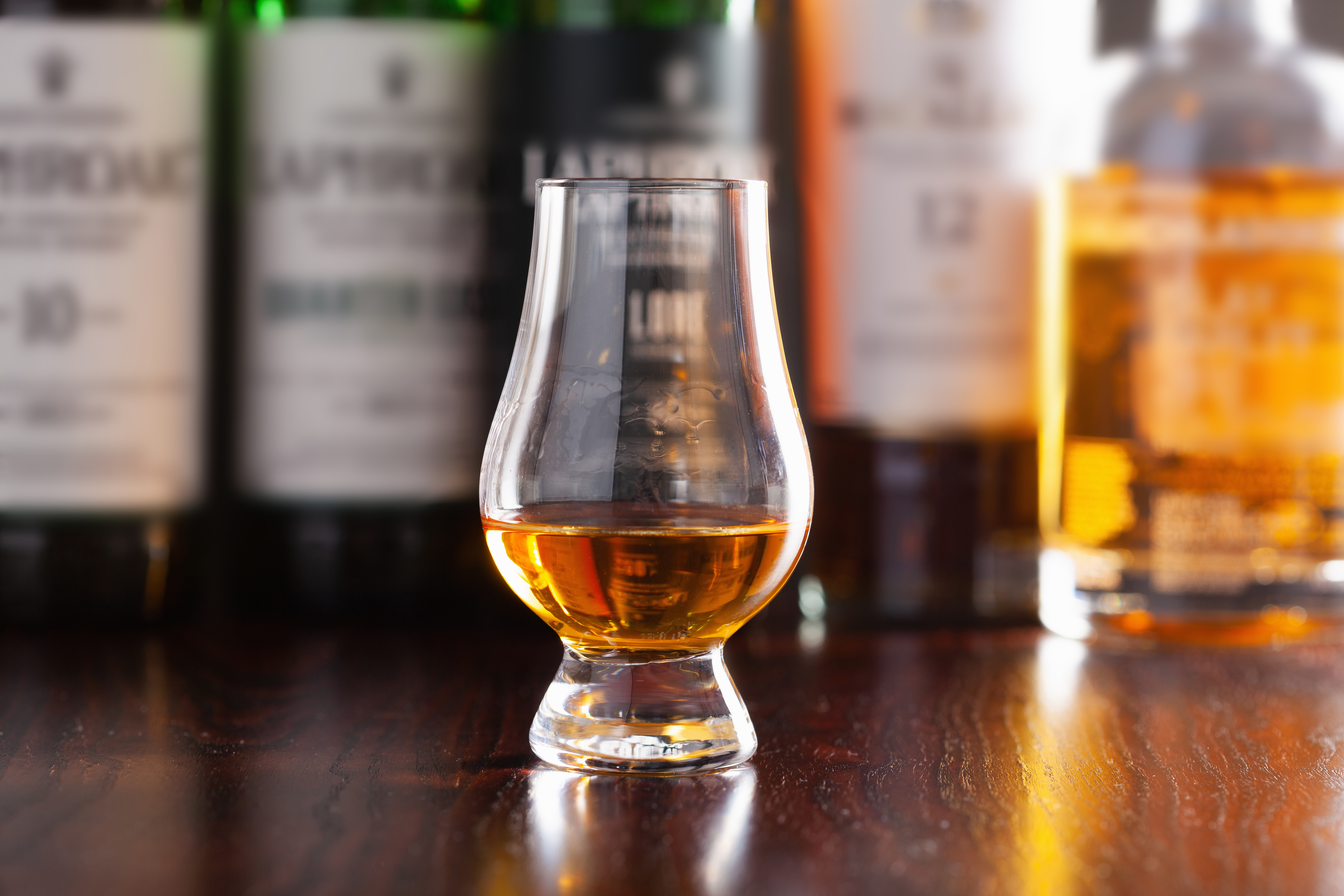 Skotsk whisky i smageglas på træbord under whisky tur i Skotland