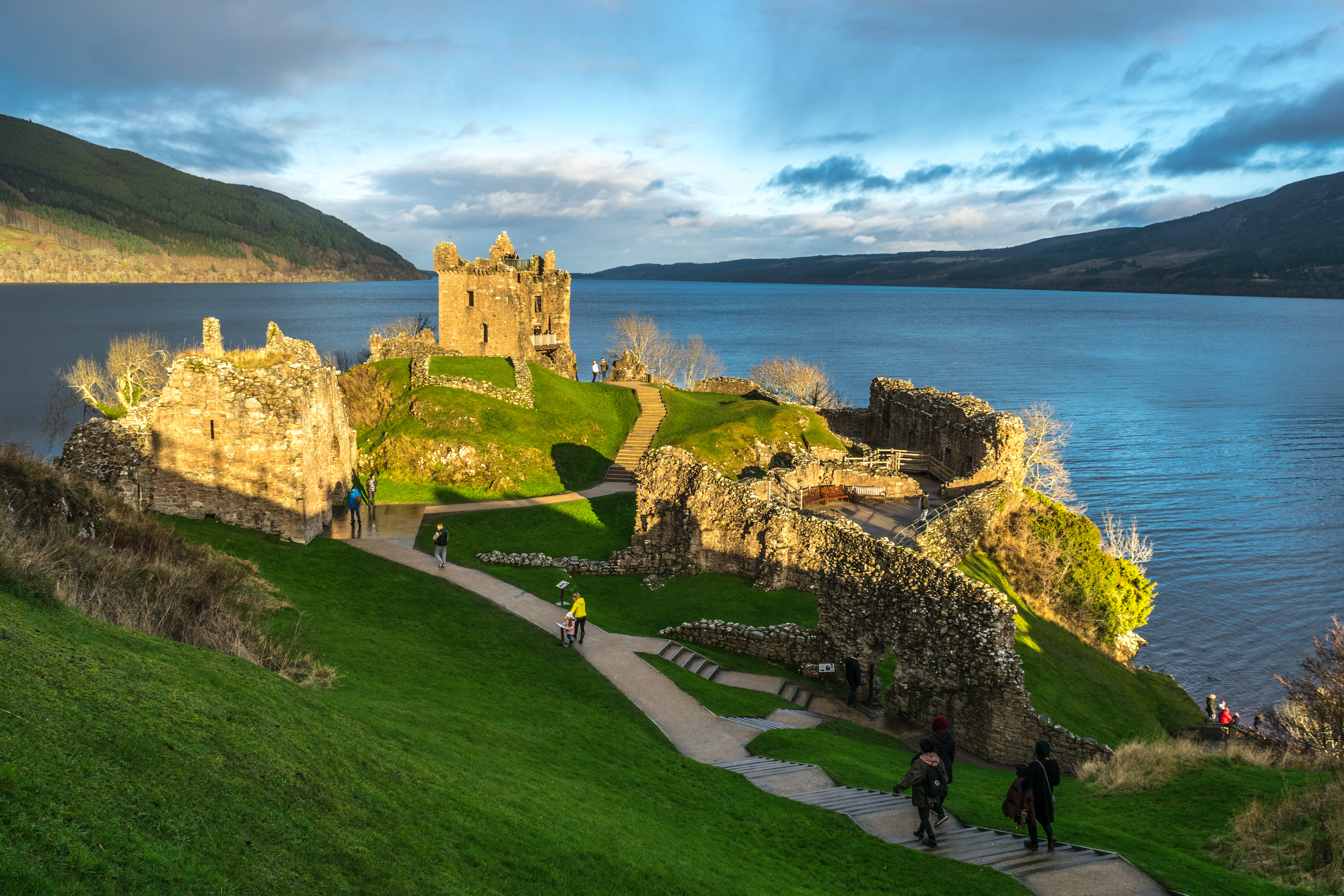 Imponerende ruiner af det historiske Urquhart Castle på bredden af Loch Ness, et must-see på rejser til det naturskønne skotske højland