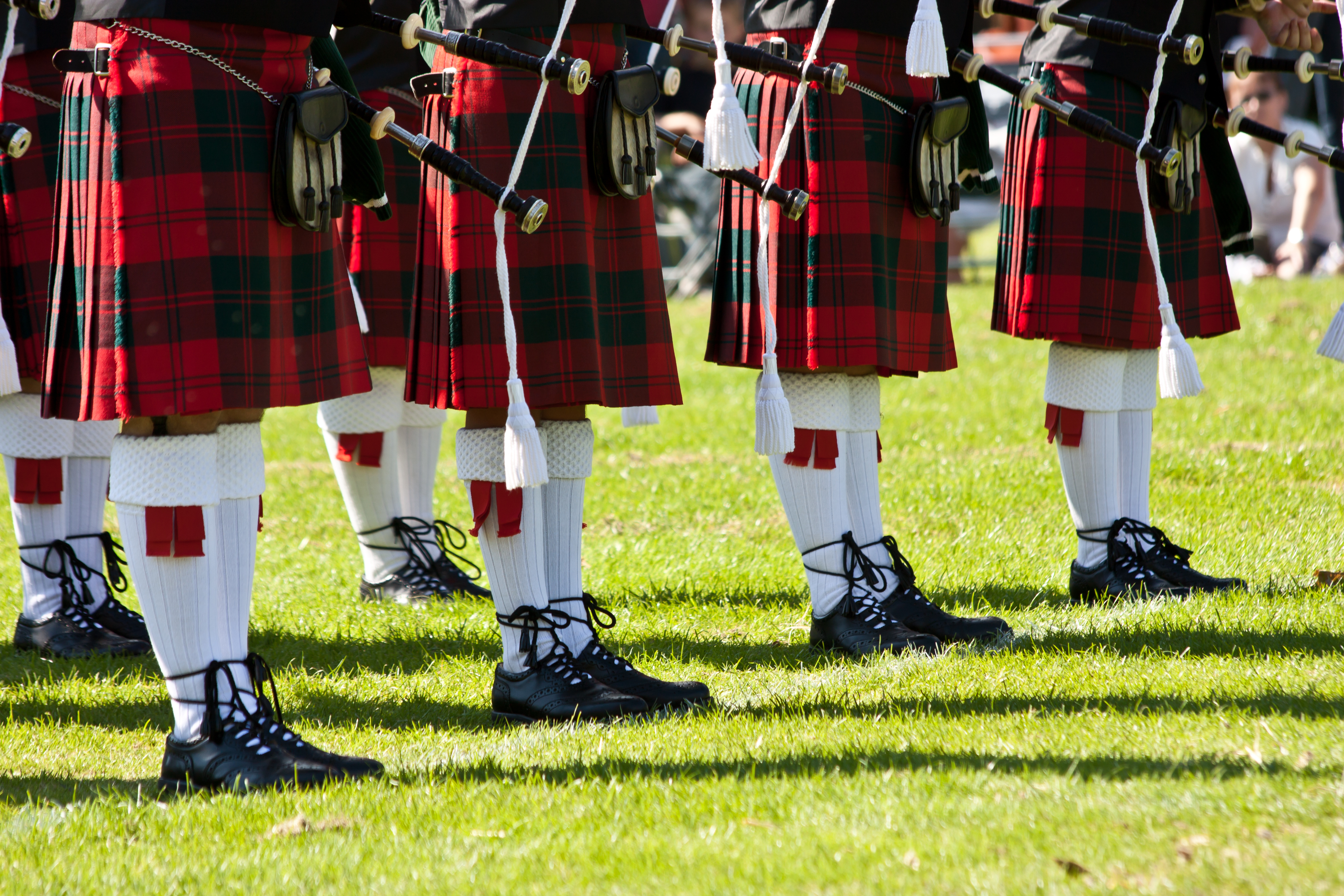 Autentiske skotske kilte med deres unikke clan-tartan mønstre og dekorative sporrans fra Highland Games festivalen