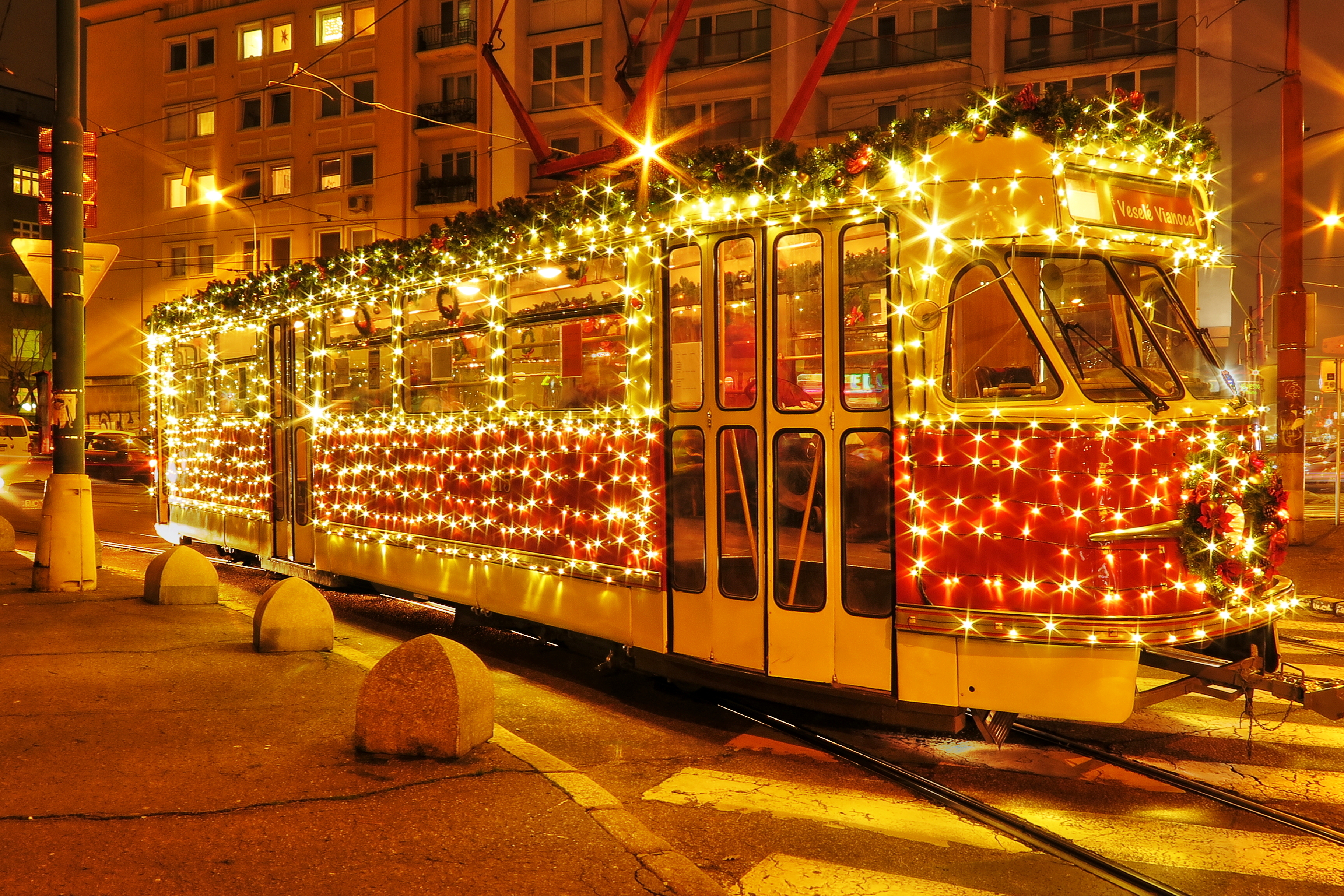 Spektakulær julesporvogn med lysdekoration i Bratislava centrum
