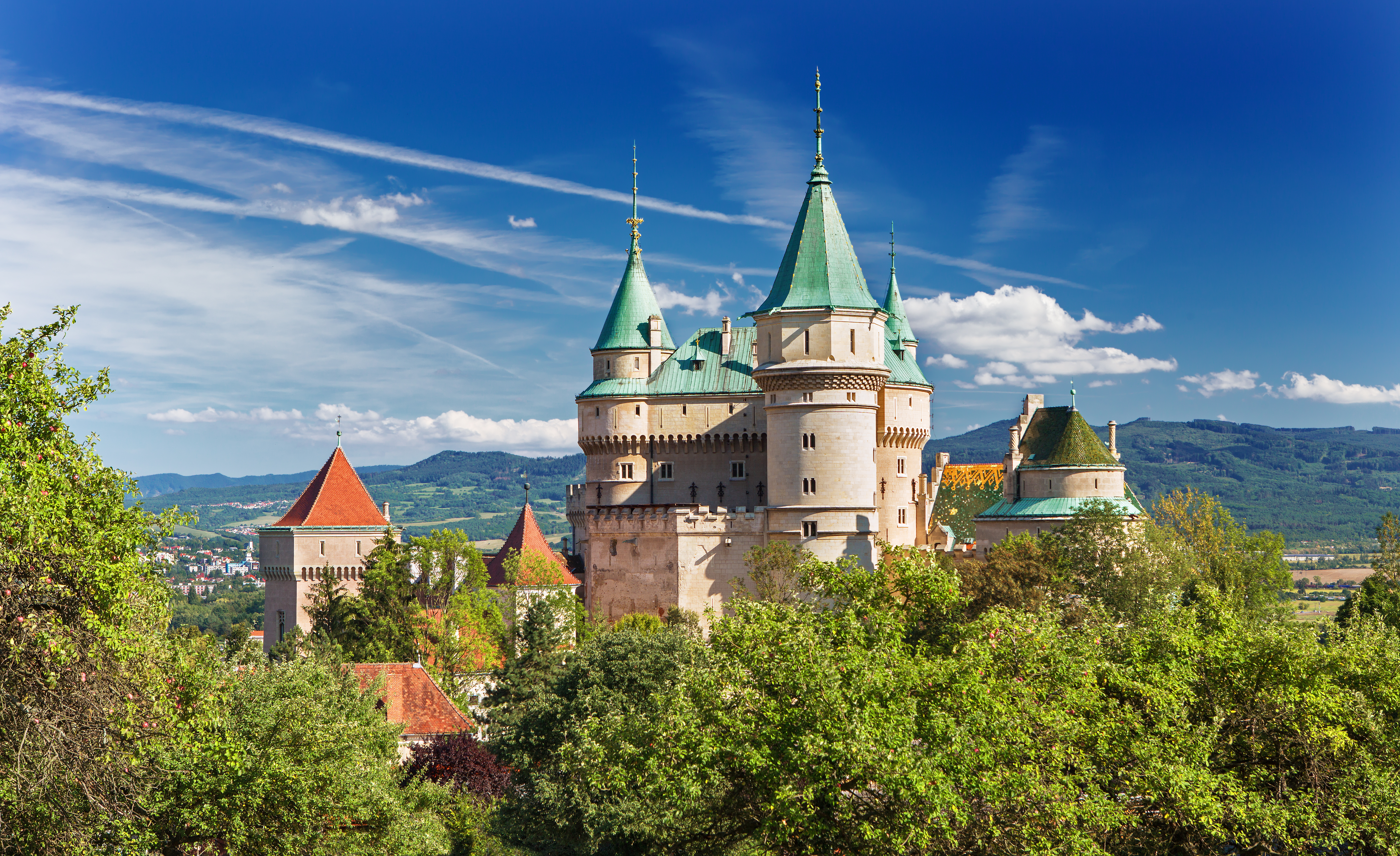 Renaissance Bojnice Slot med smukke grønne kobbertage i Slovakiet