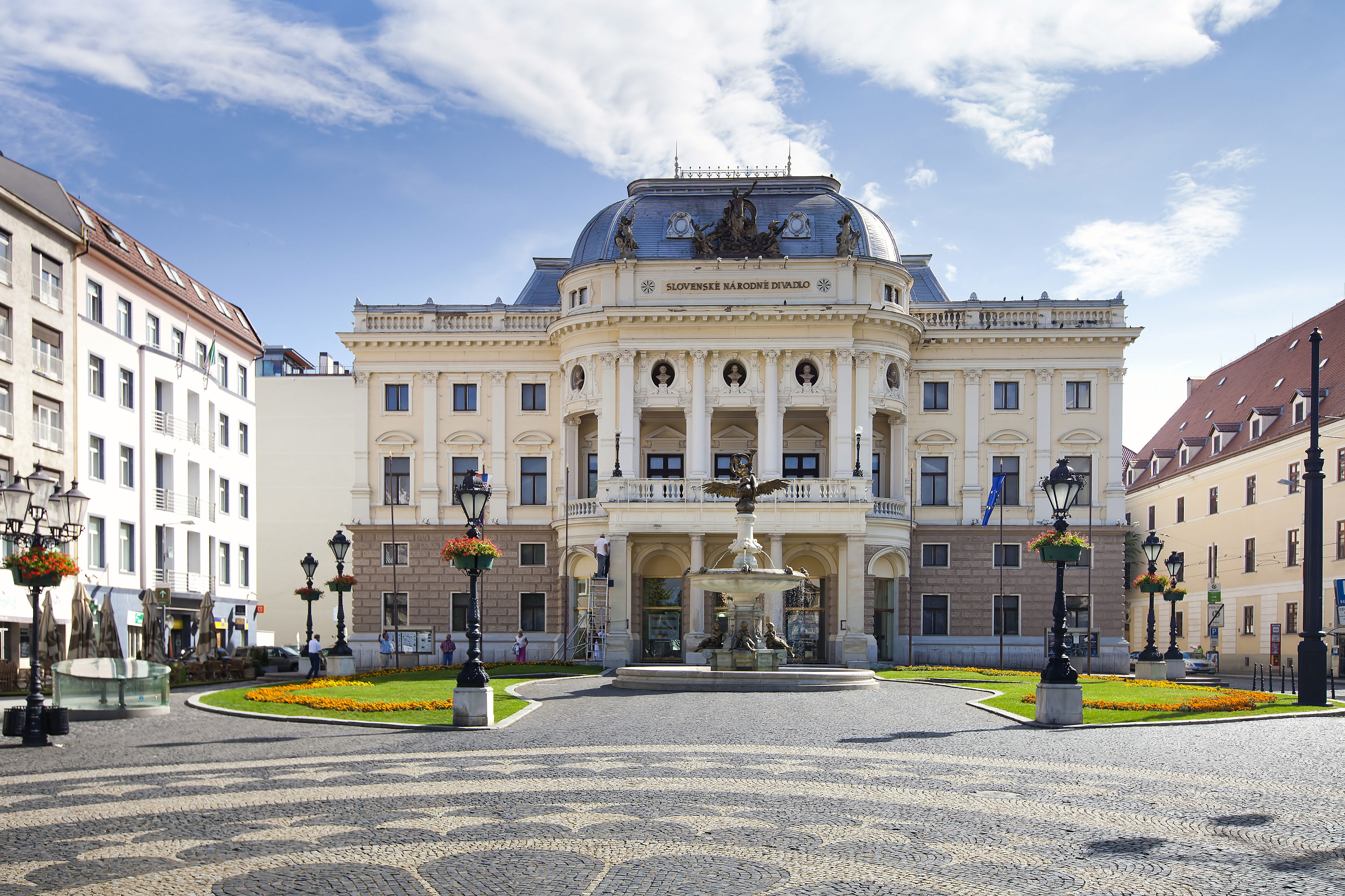 Det majestætiske operahus i Bratislava med traditionel østeuropæisk stil