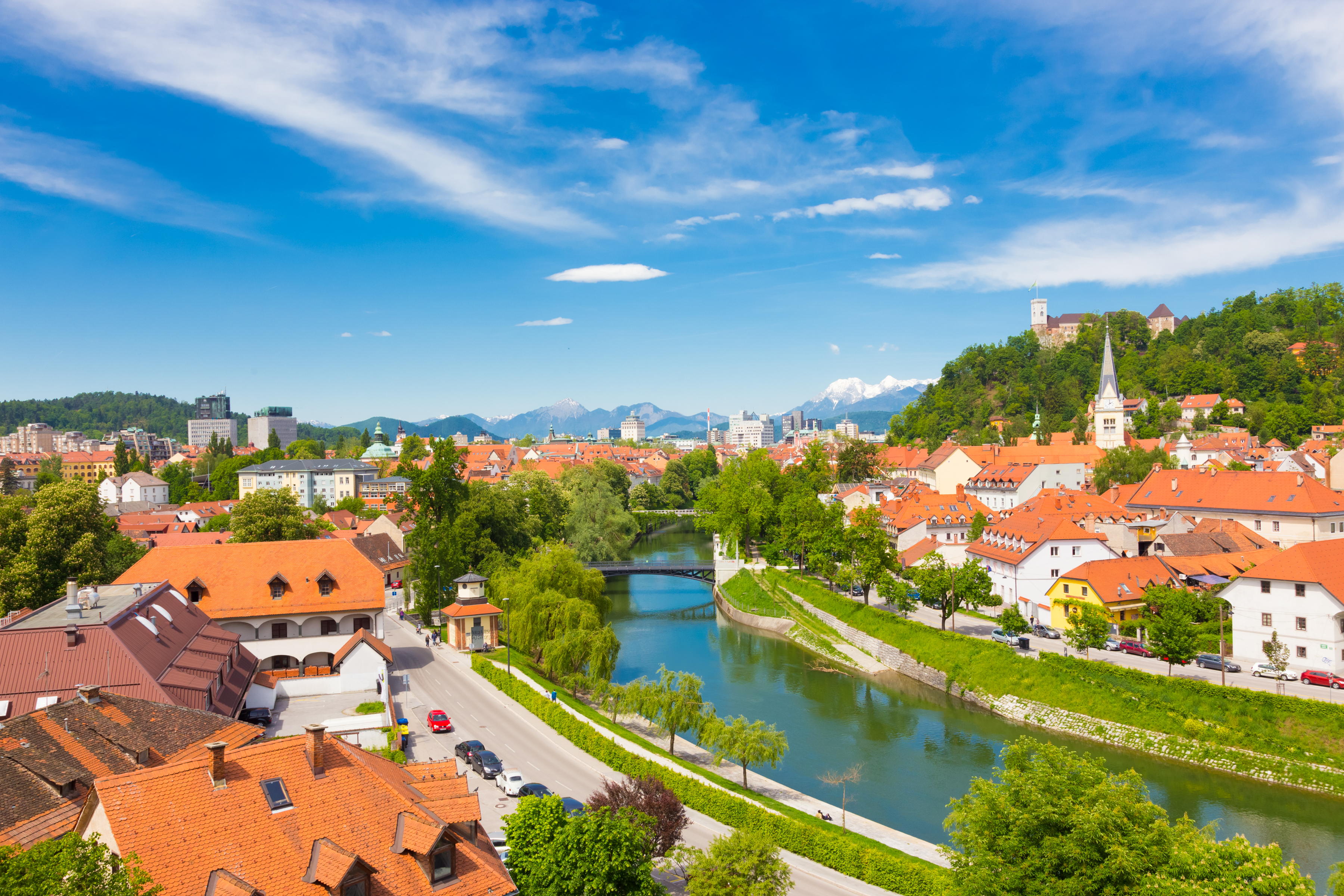 Charmerende luftfoto af Ljubljana gamle bydel med Ljubljanica floden og traditionelle europæiske bygninger