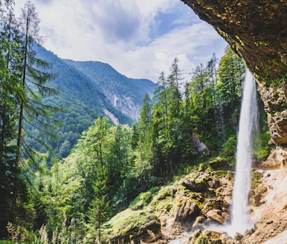 Dramatisk Pericnik vandfald bag klippeformation i Sloveniens natur